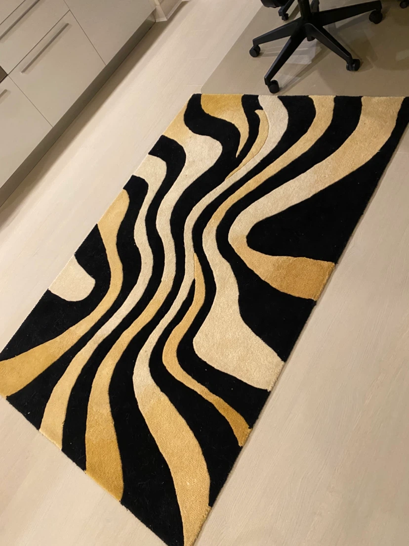 Abstract Wavy Pattern Rug