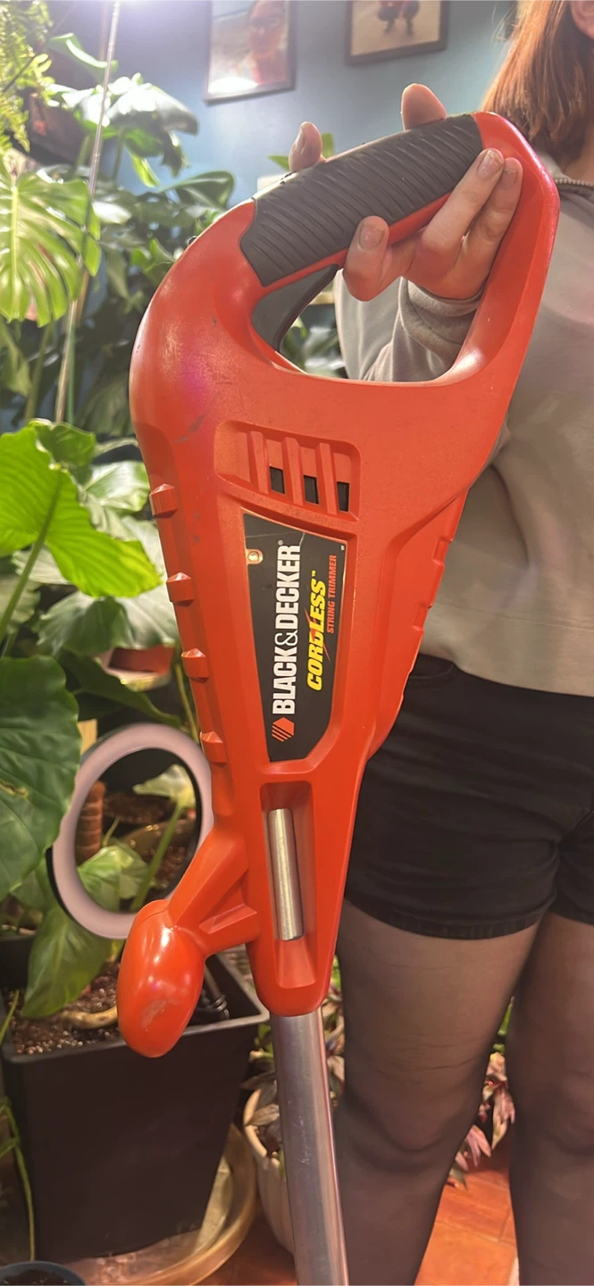 Black & Decker Cordless String Trimmer - photo 2