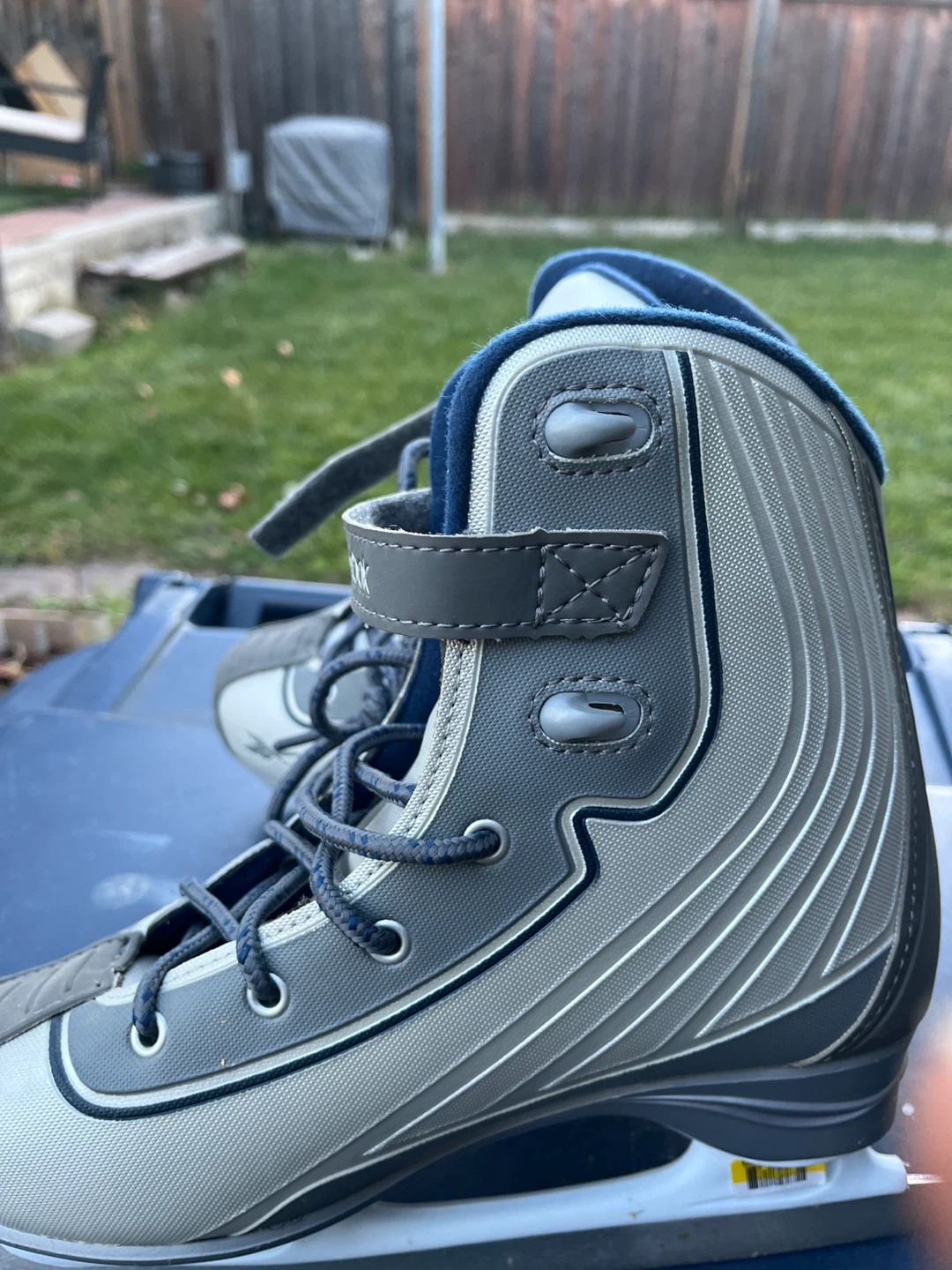 Selling girls skates size 7