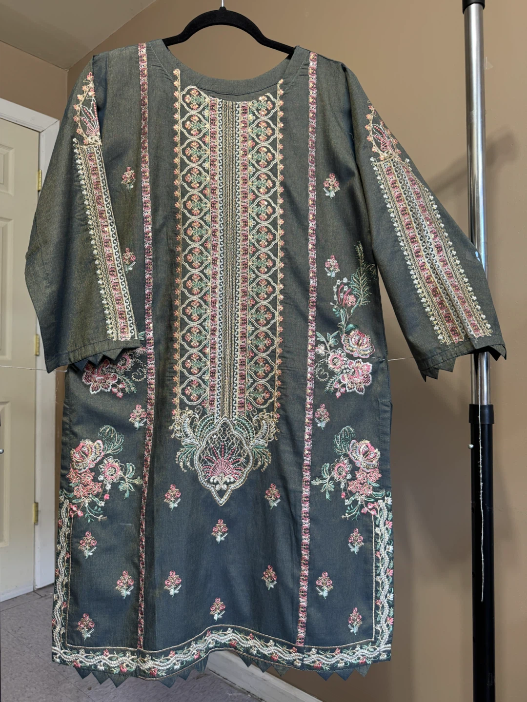 Pakistani embroidered kurti/top - photo 5