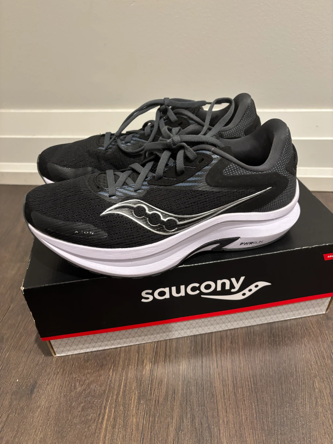 Saucony new men’s running shoes size 7