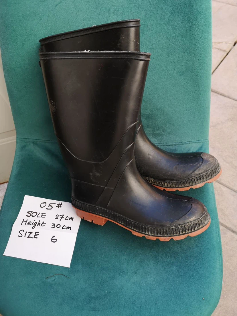 Black Rubber Boots Size 6 - photo 2