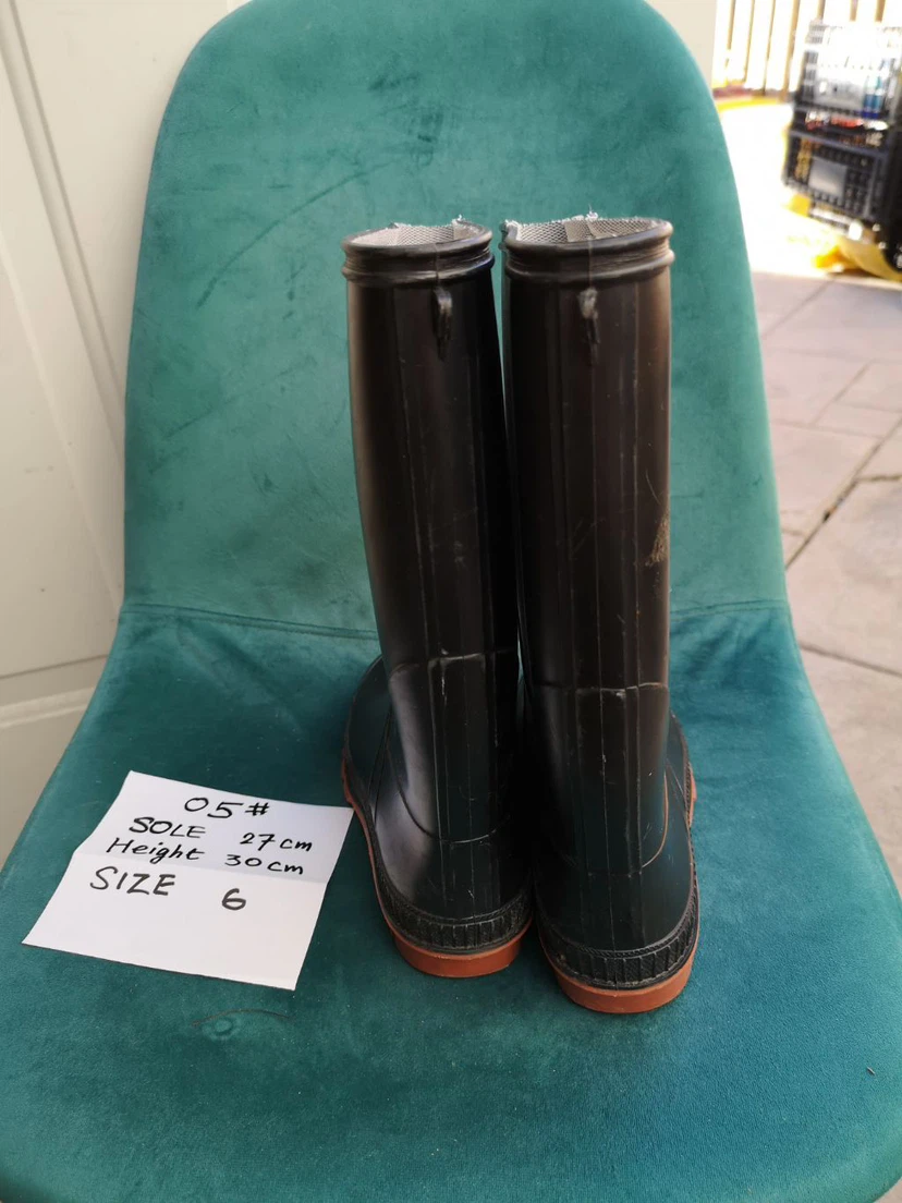Black Rubber Boots Size 6 - photo 3