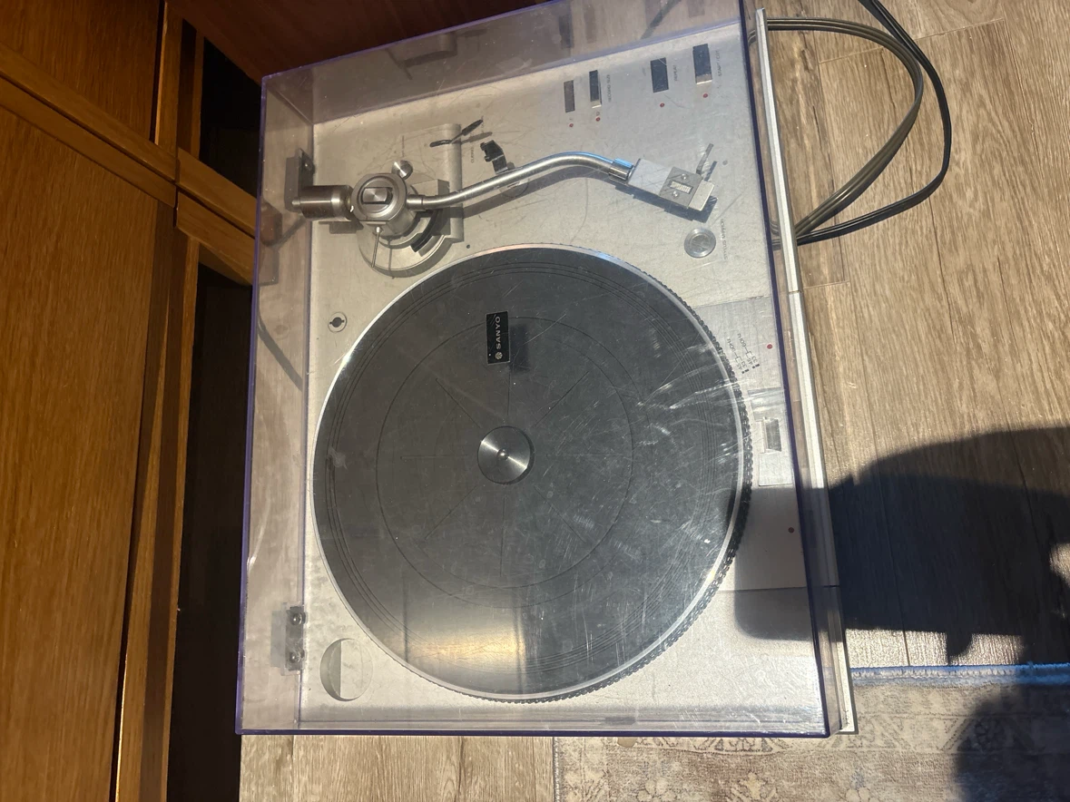 Sanyo record player w/ speakers & citizen Am/fm hookup - photo 2
