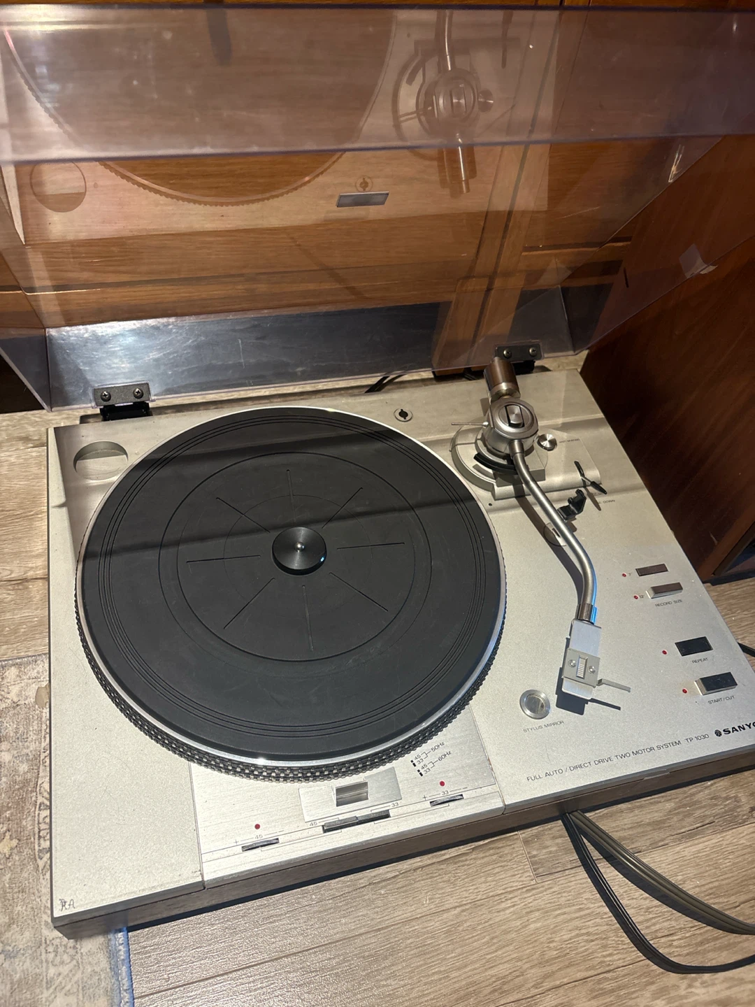 Sanyo record player w/ speakers & citizen Am/fm hookup - photo 3