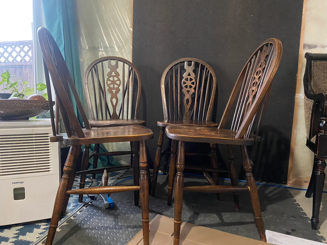 Set of 4 Windsor-style dining chairs