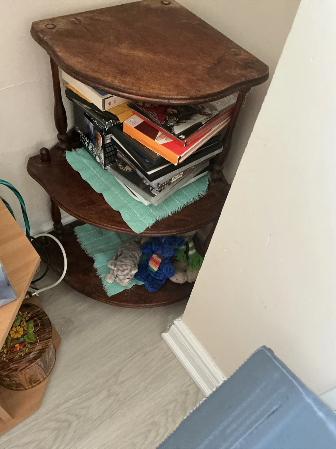 Corner shelf table