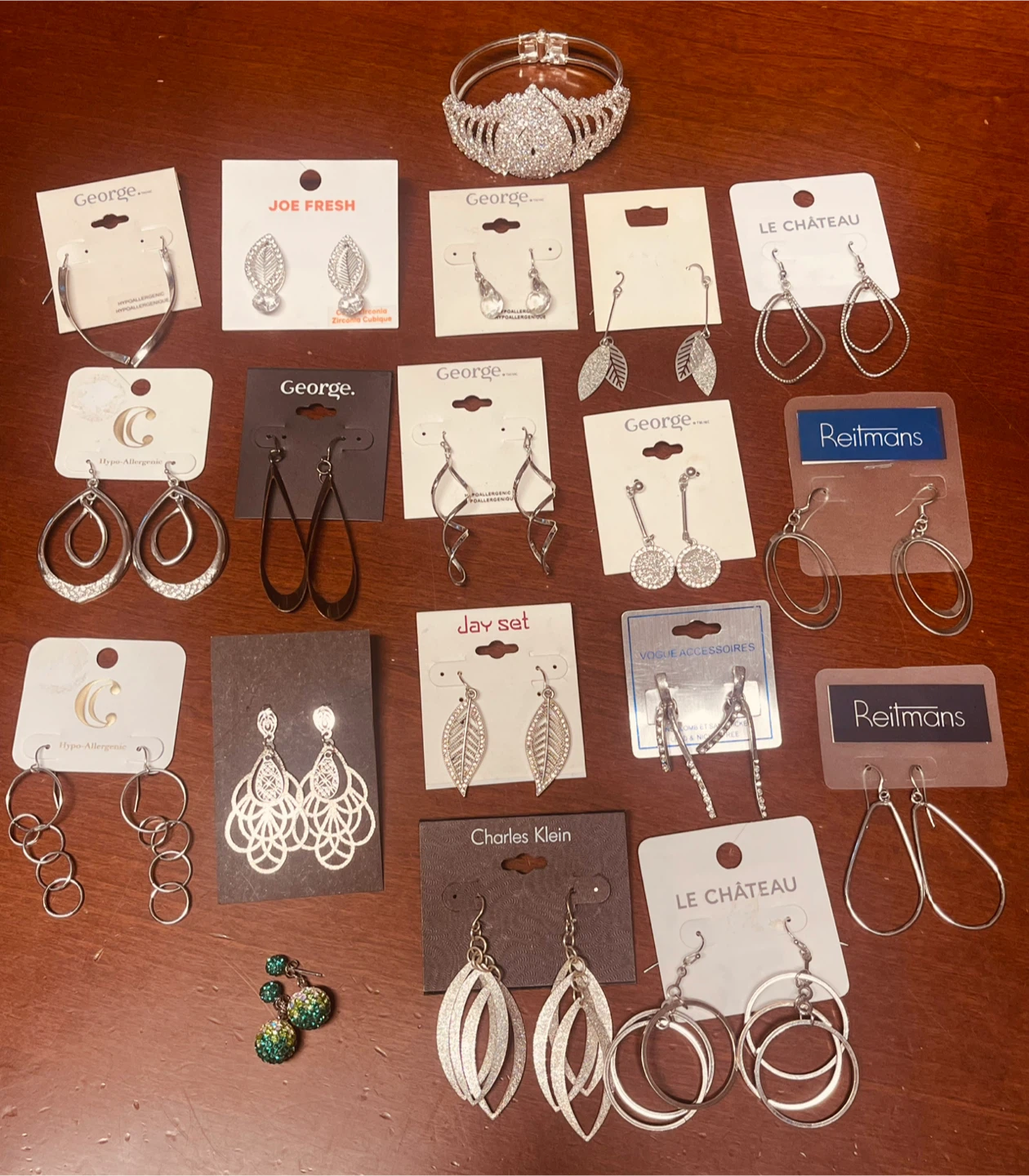 Lot of  NEW - Assorted Fashion Earrings.
