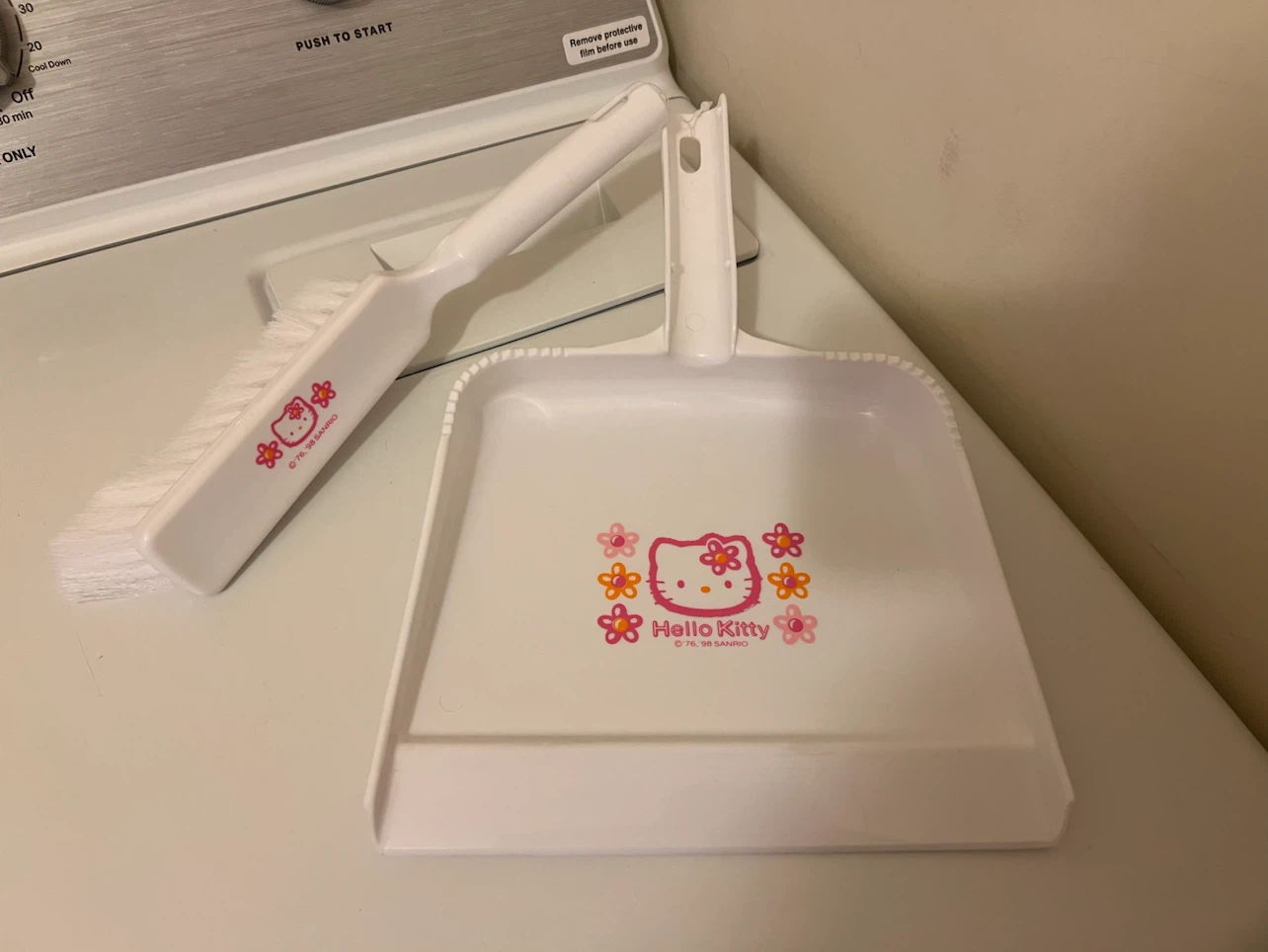 Vintage Hello Kitty Mini Dustpan and Brush Set - photo 2