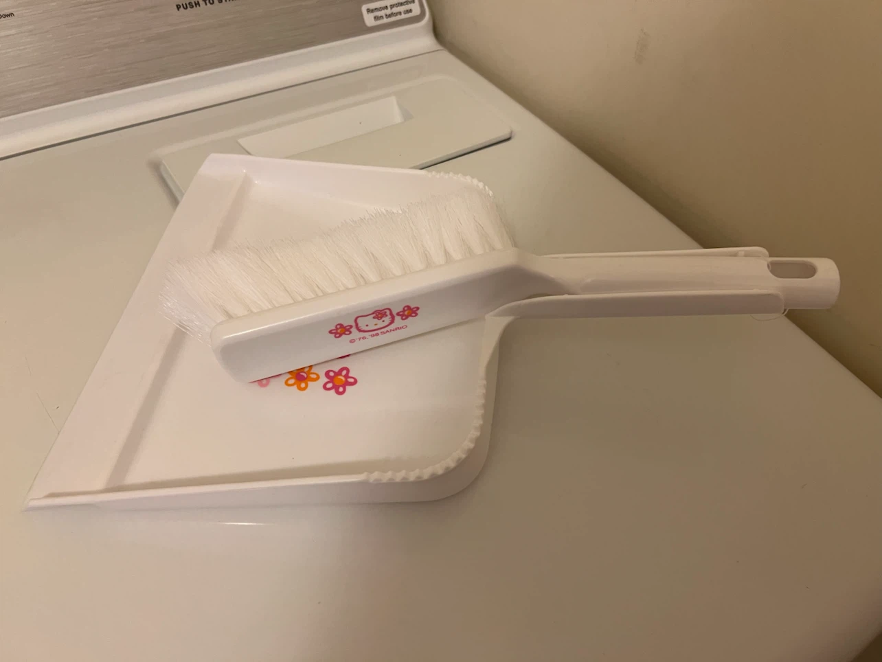 Vintage Hello Kitty Mini Dustpan and Brush Set - photo 3