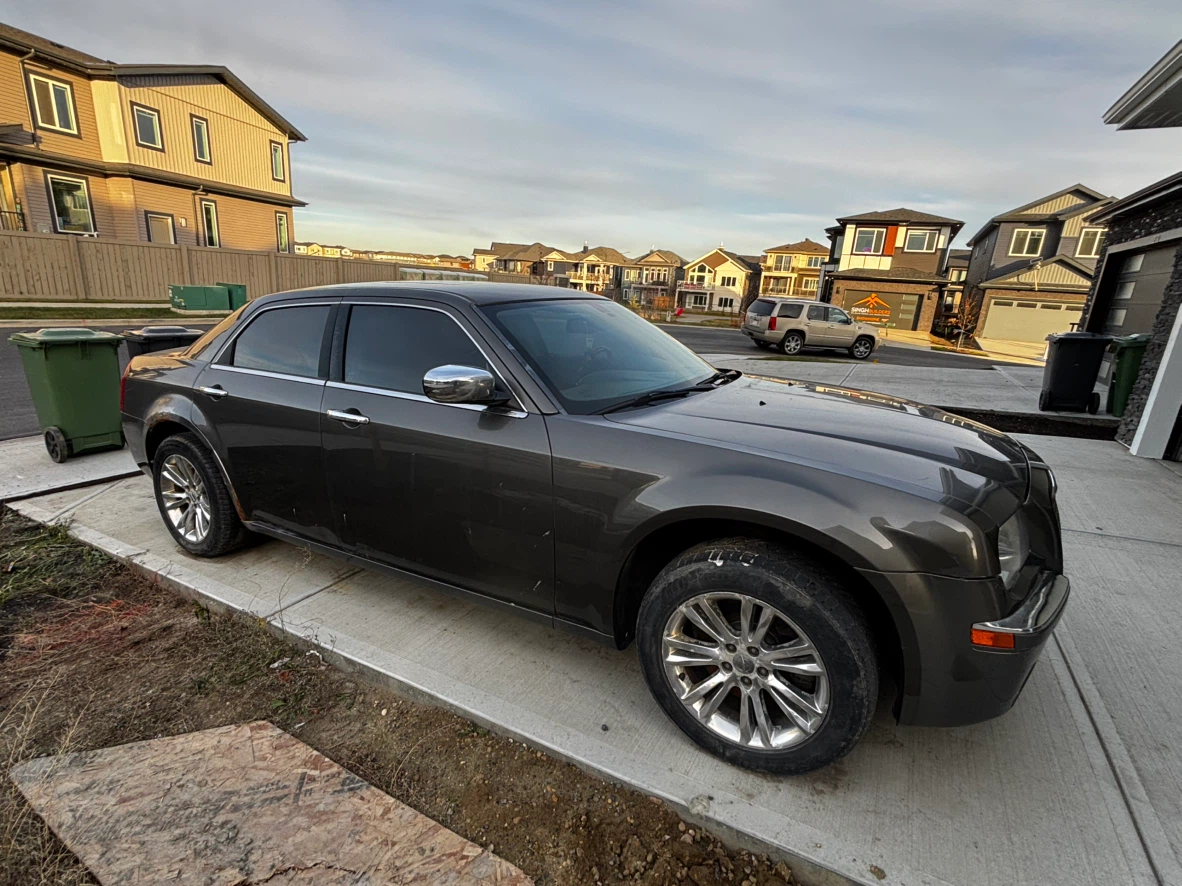 2010 chrysler 300 AWD - photo 2