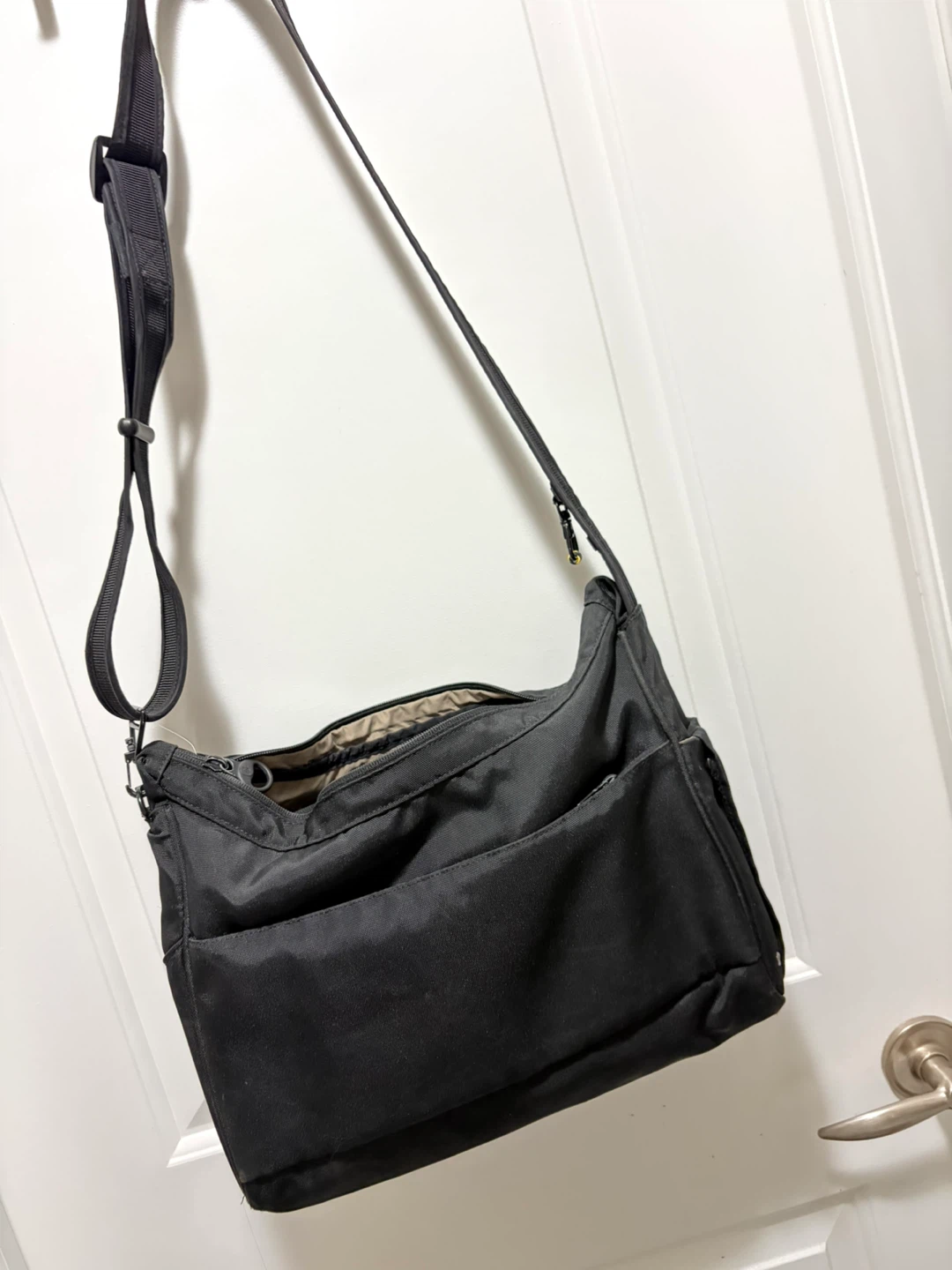 Pacsafe Citysafe 200 Anti-Theft Travel Handbag - photo 3