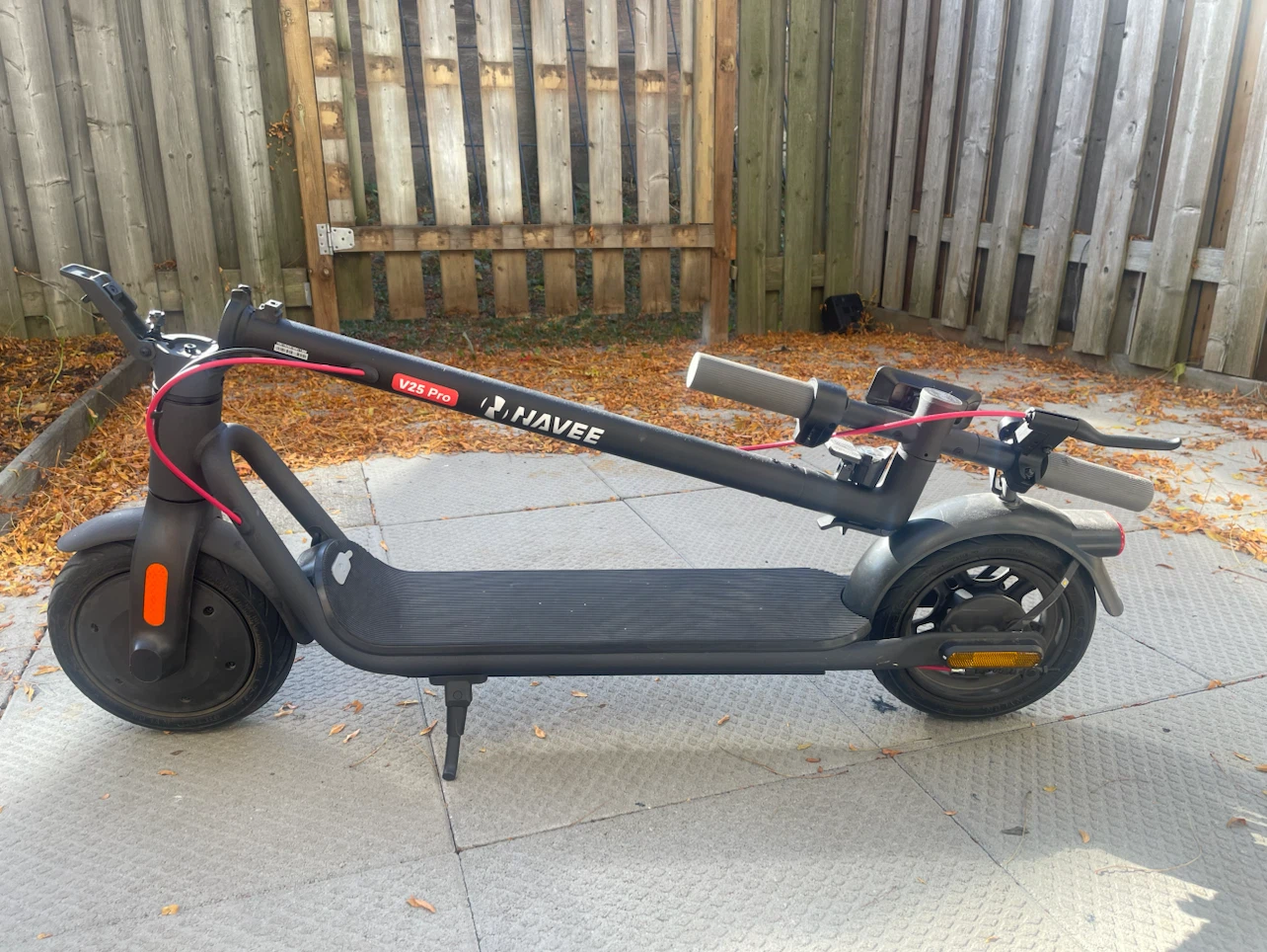 NAVEE V25 Pro Electric Scooter – Great Condition w/ Charger OBO - photo 2