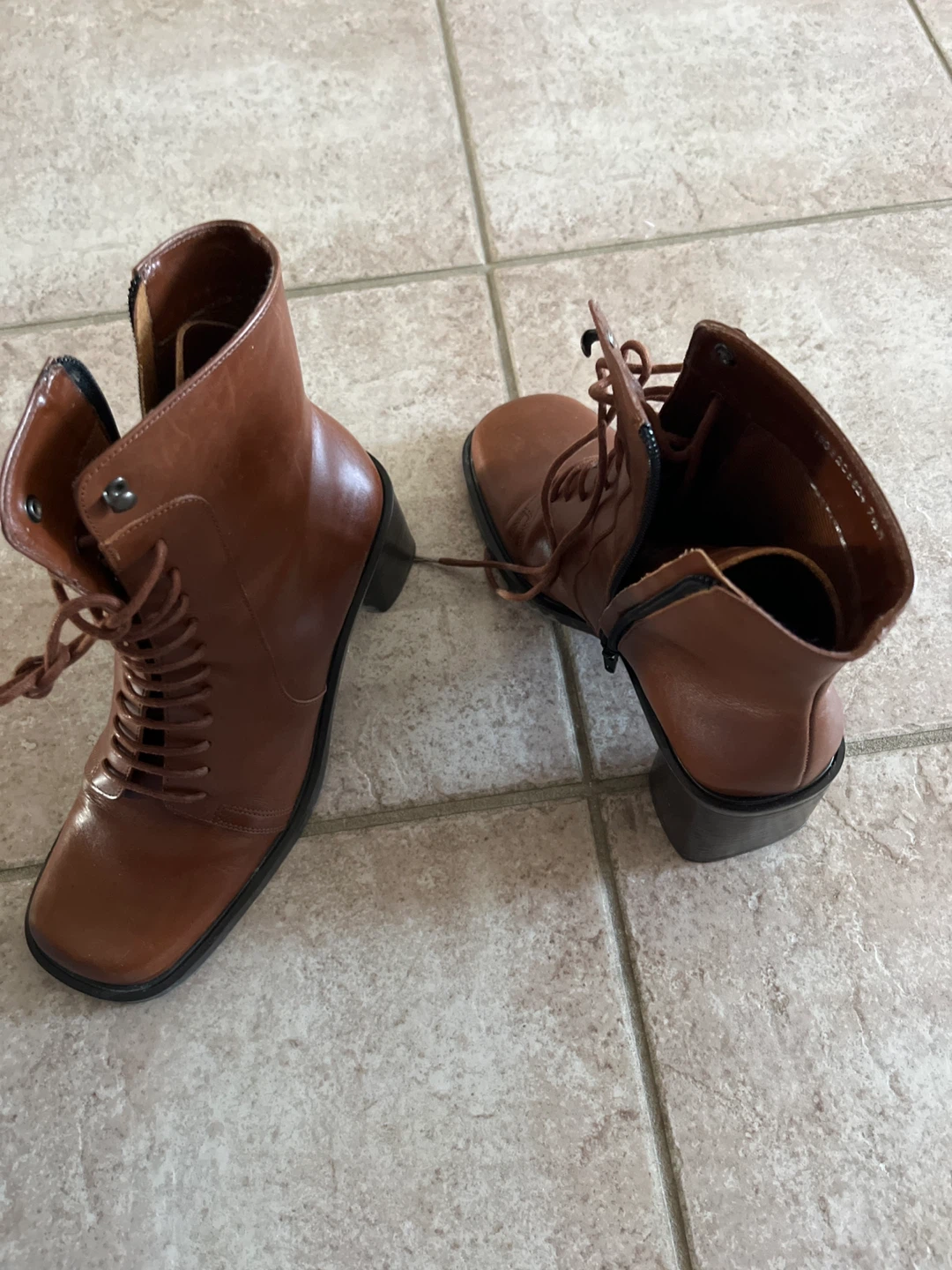 Brown lace-up heeled boots - photo 2