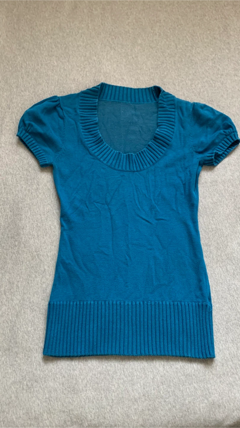 Teal short-sleeve knit top - unsure of size