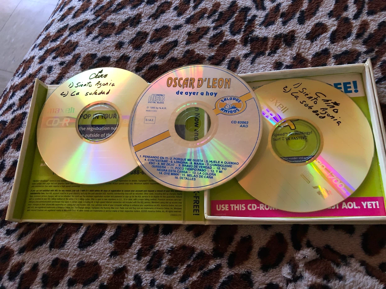 Oscar D'Leon CD and Two Maxell CD-R Discs