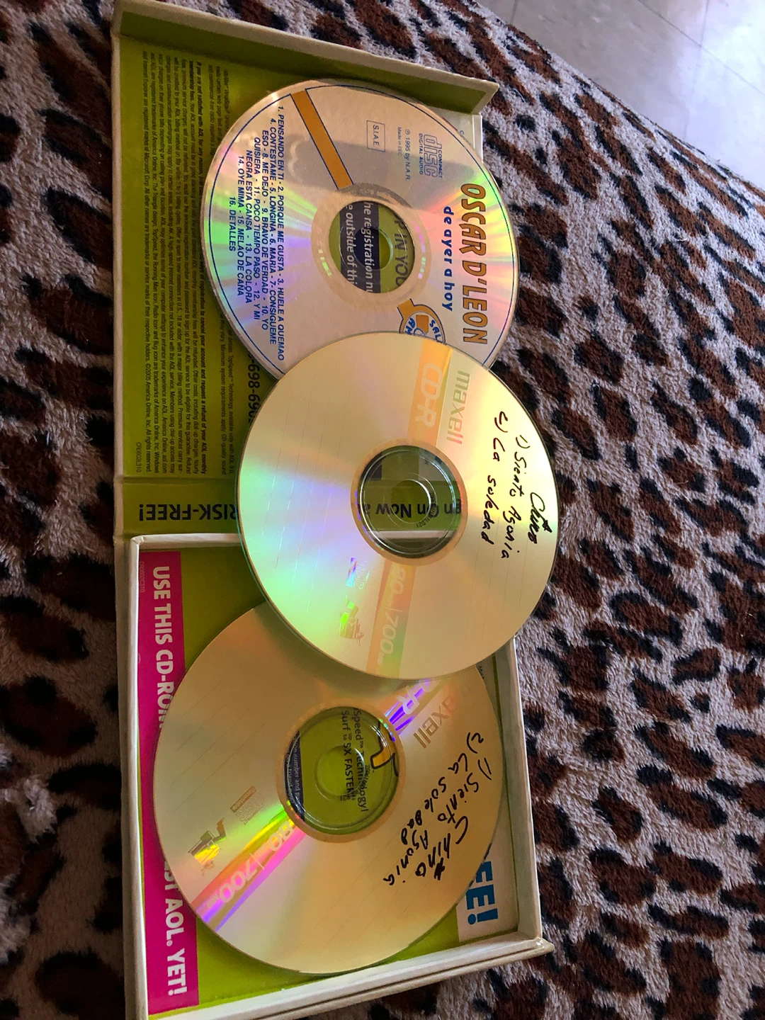 Oscar D'Leon CD and Two Maxell CD-R Discs - photo 2