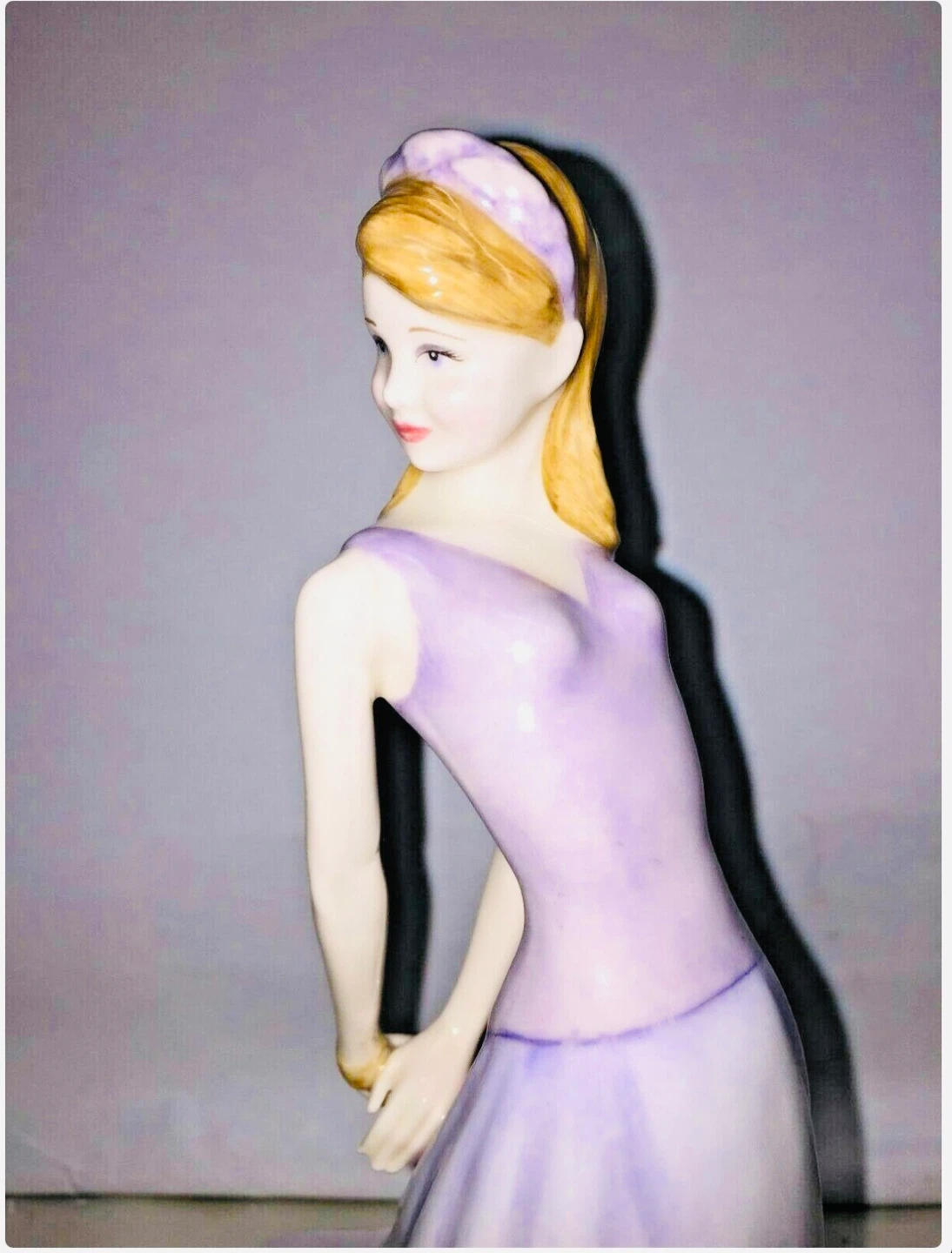 Royal Doulton CHELSEA ZOE HN 4208 Figurine - photo 3