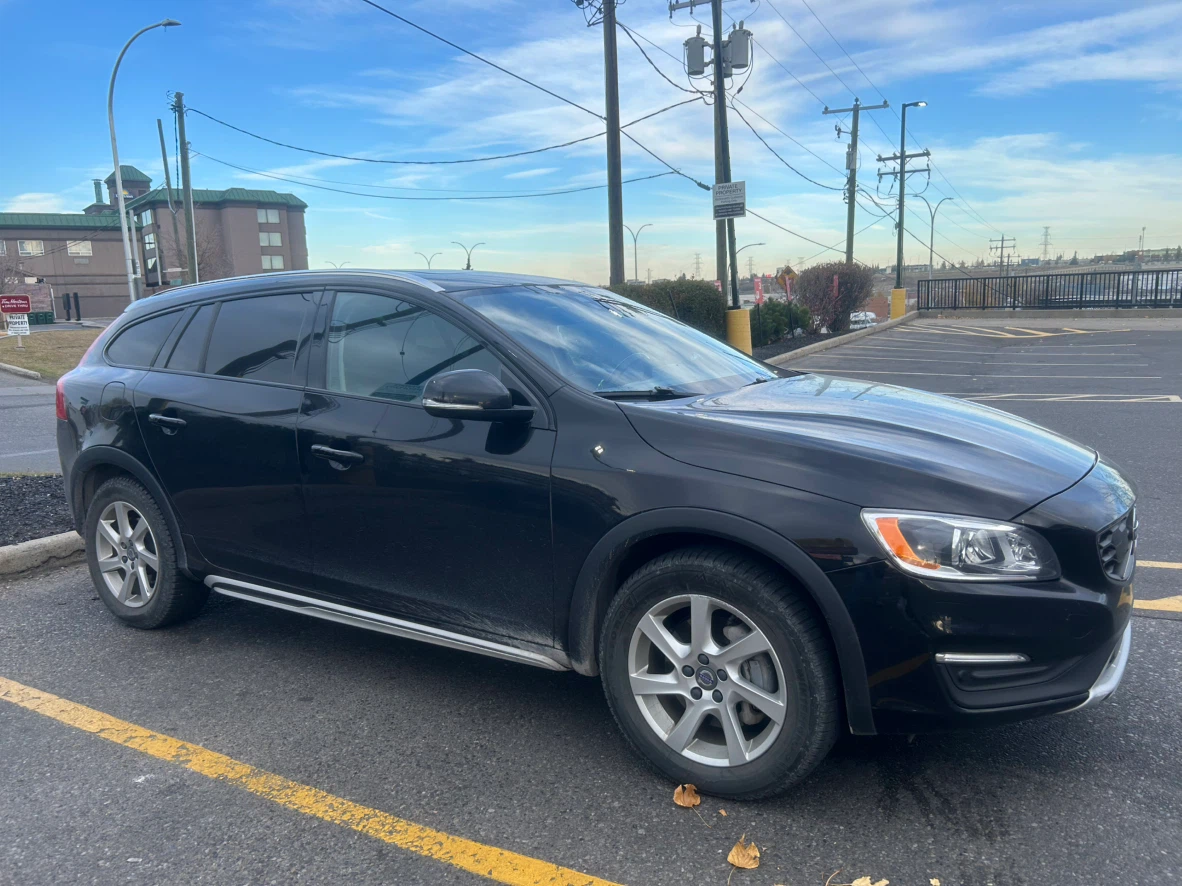 Black Volvo V60 Cross Country