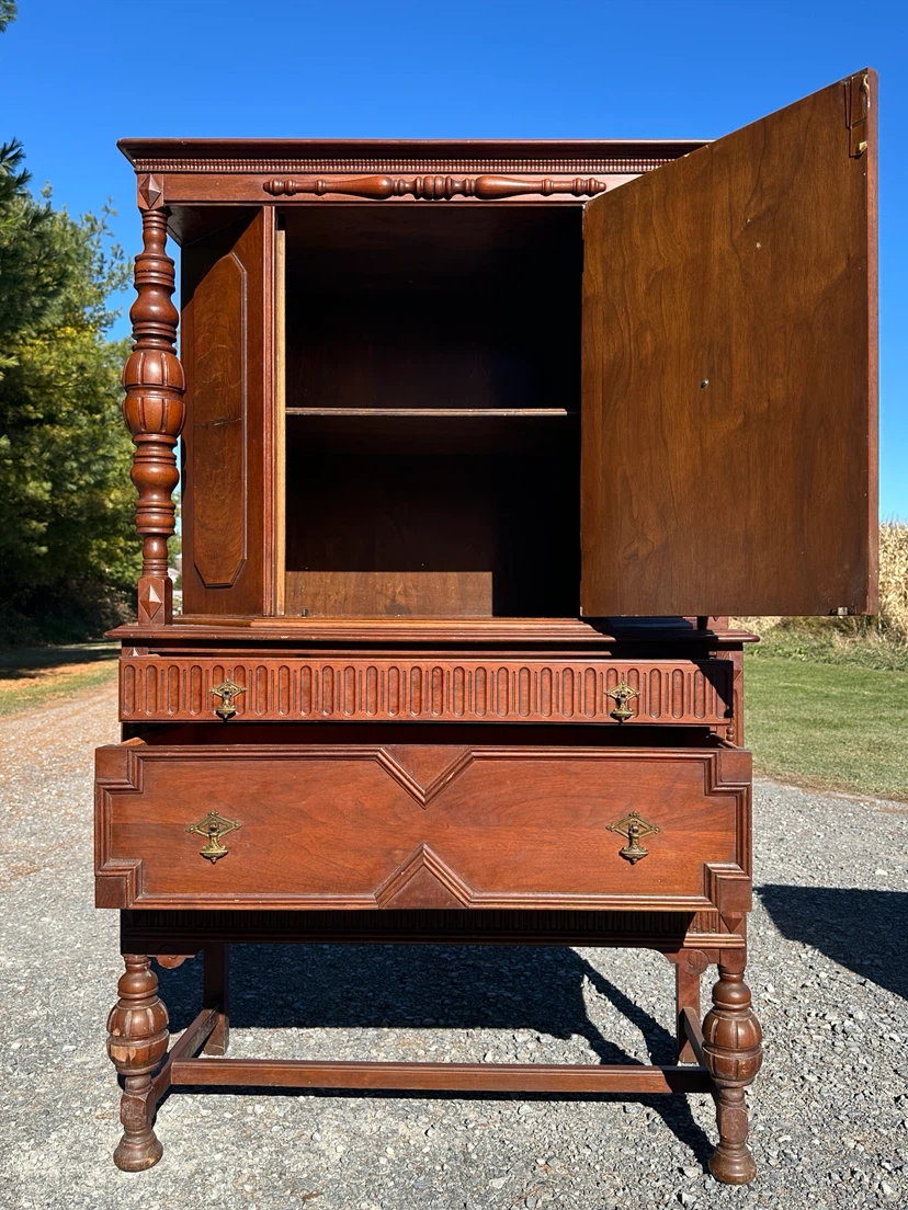 Vintage Walnut Wood Cabinet / Cupboard (CAN DELIVER) - photo 3