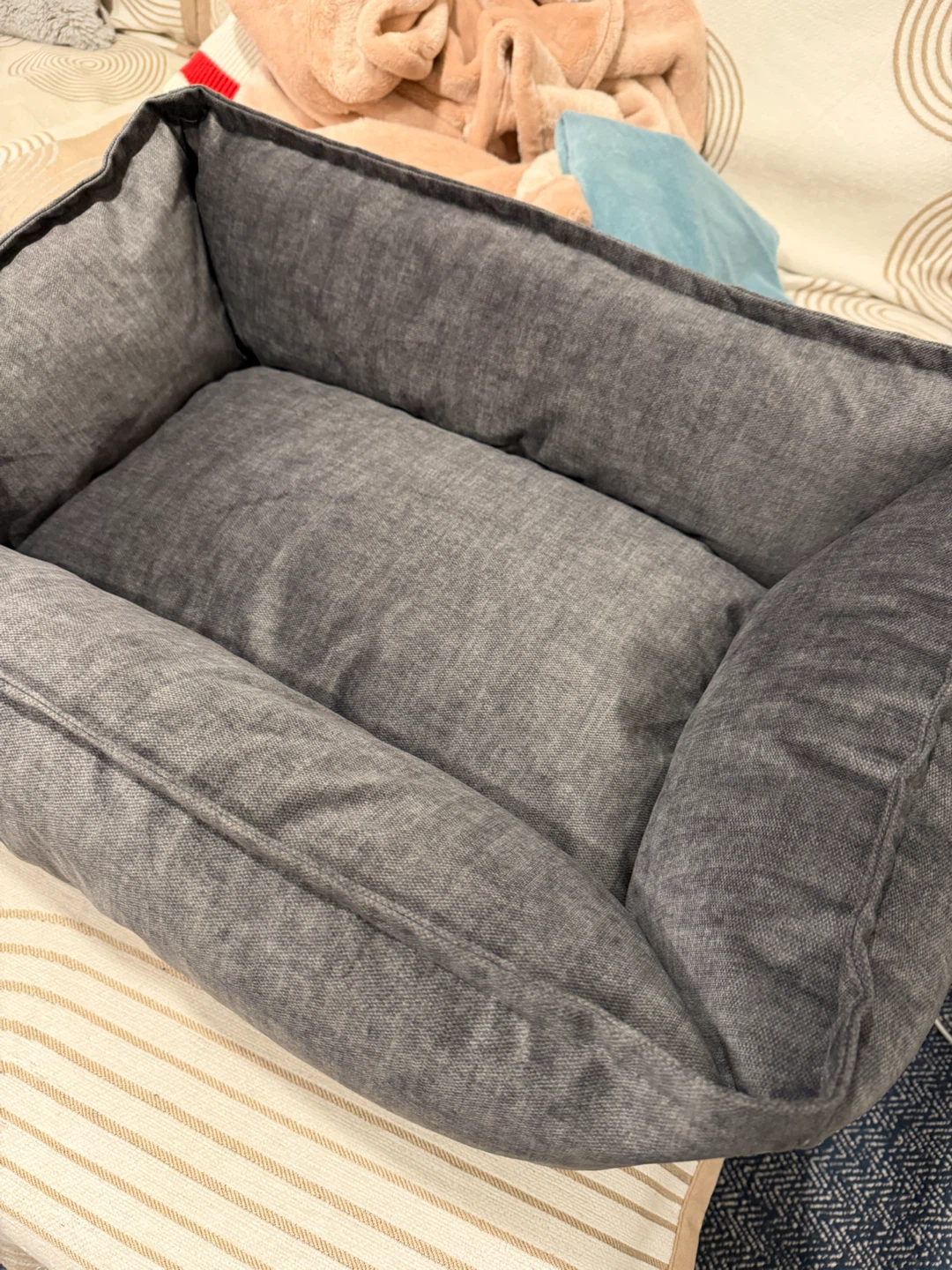 Kenneth Cole grey pet bed - photo 3