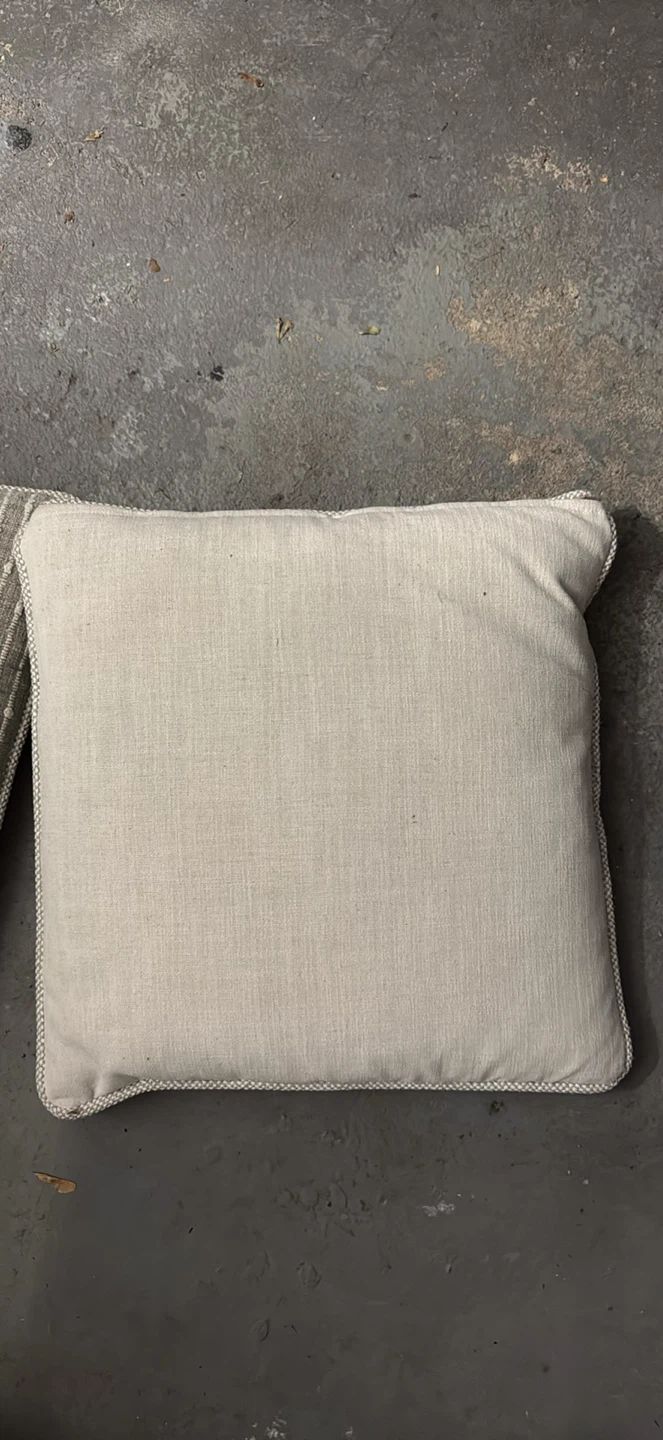 Beige throw cushions - photo 2