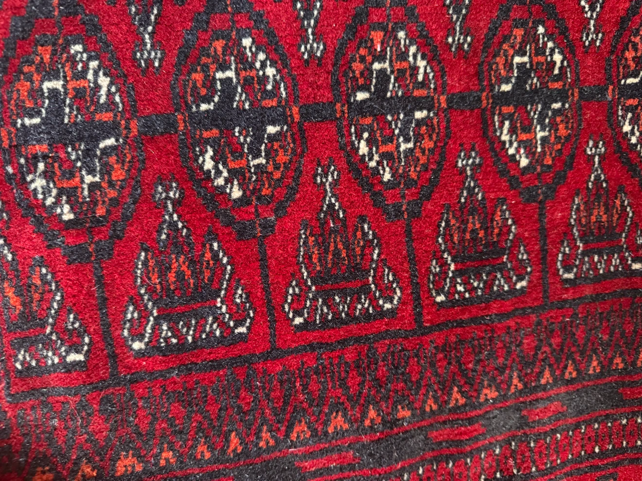 Traditional Persian-style wool rug - photo 2