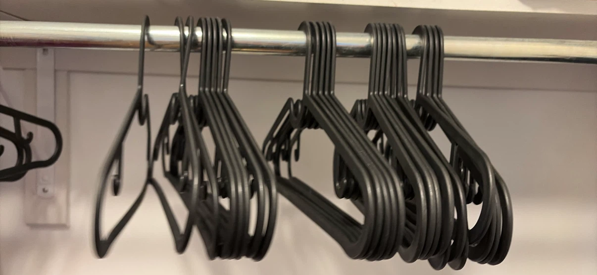 60 units of IKEA SPRUTTIG Clothes Hangers - photo 2