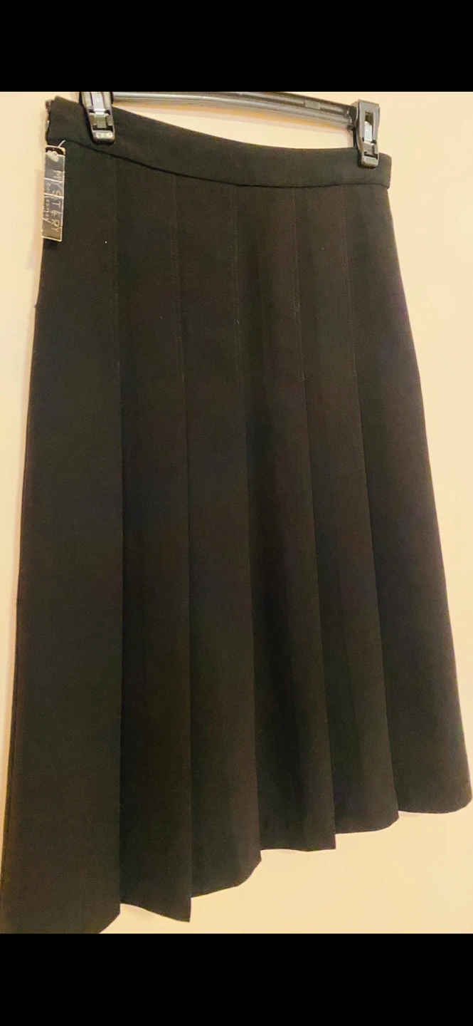 Classic feminine pleated skirt size 6
