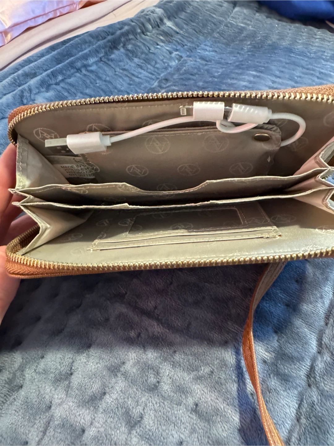 Adrienne Vittadini Studio Charging Wristlet - photo 2