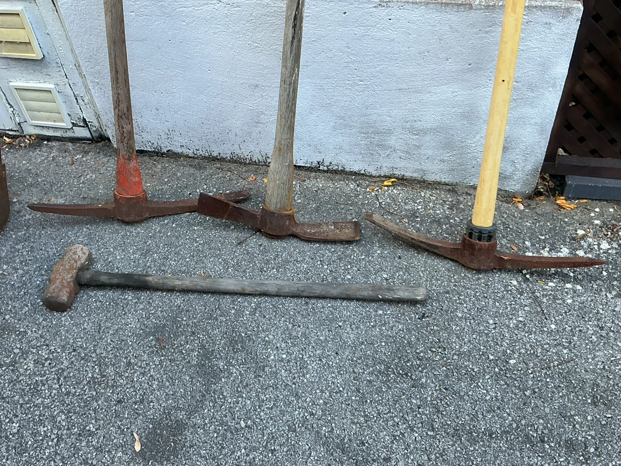 3 Pick Axes - 1 Post Hole Digger & 1 Sledge Hammer ! - photo 2