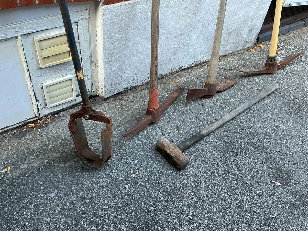 3 Pick Axes - 1 Post Hole Digger & 1 Sledge Hammer ! - photo 3