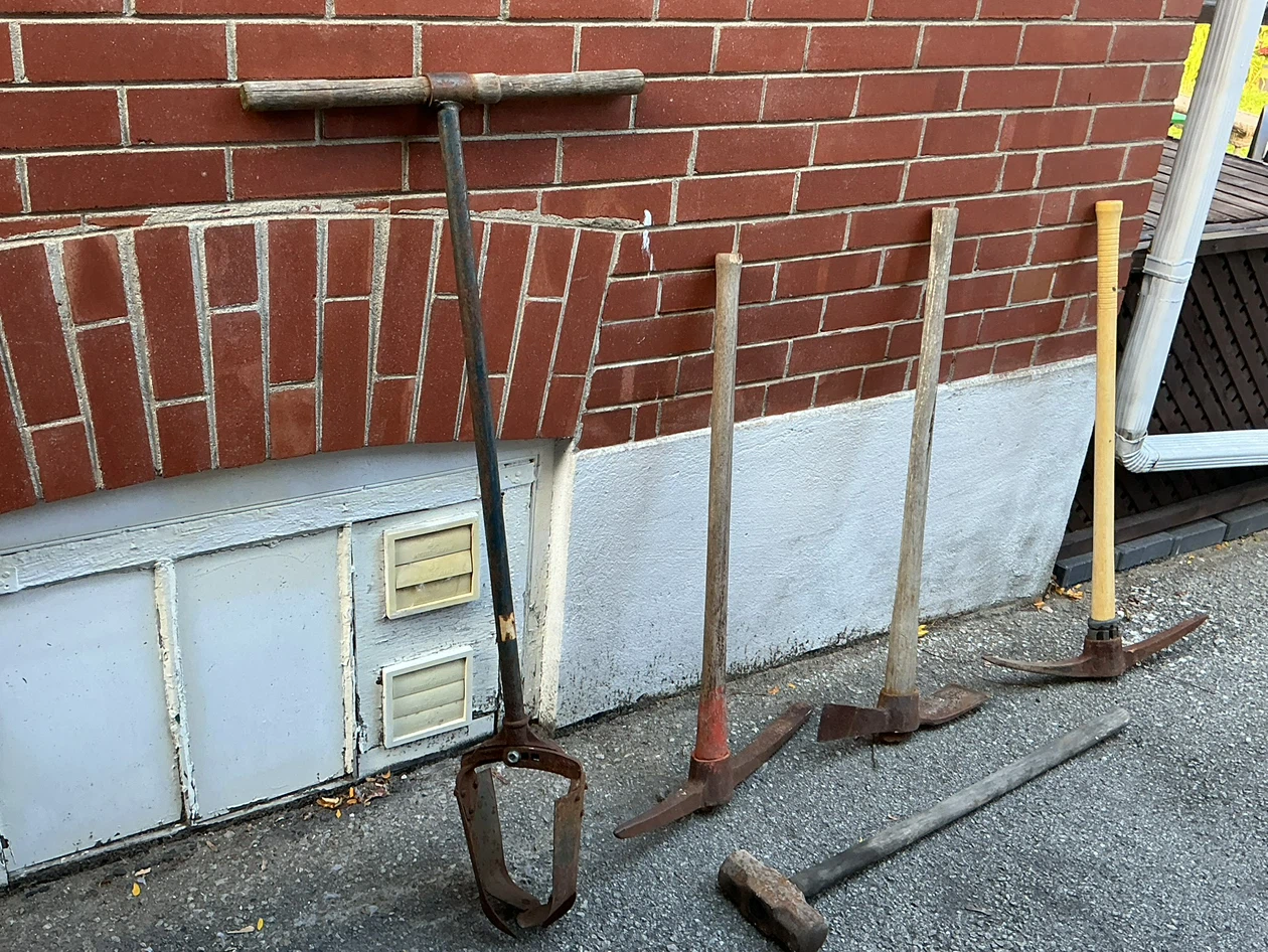 3 Pick Axes - 1 Post Hole Digger & 1 Sledge Hammer ! - photo 4