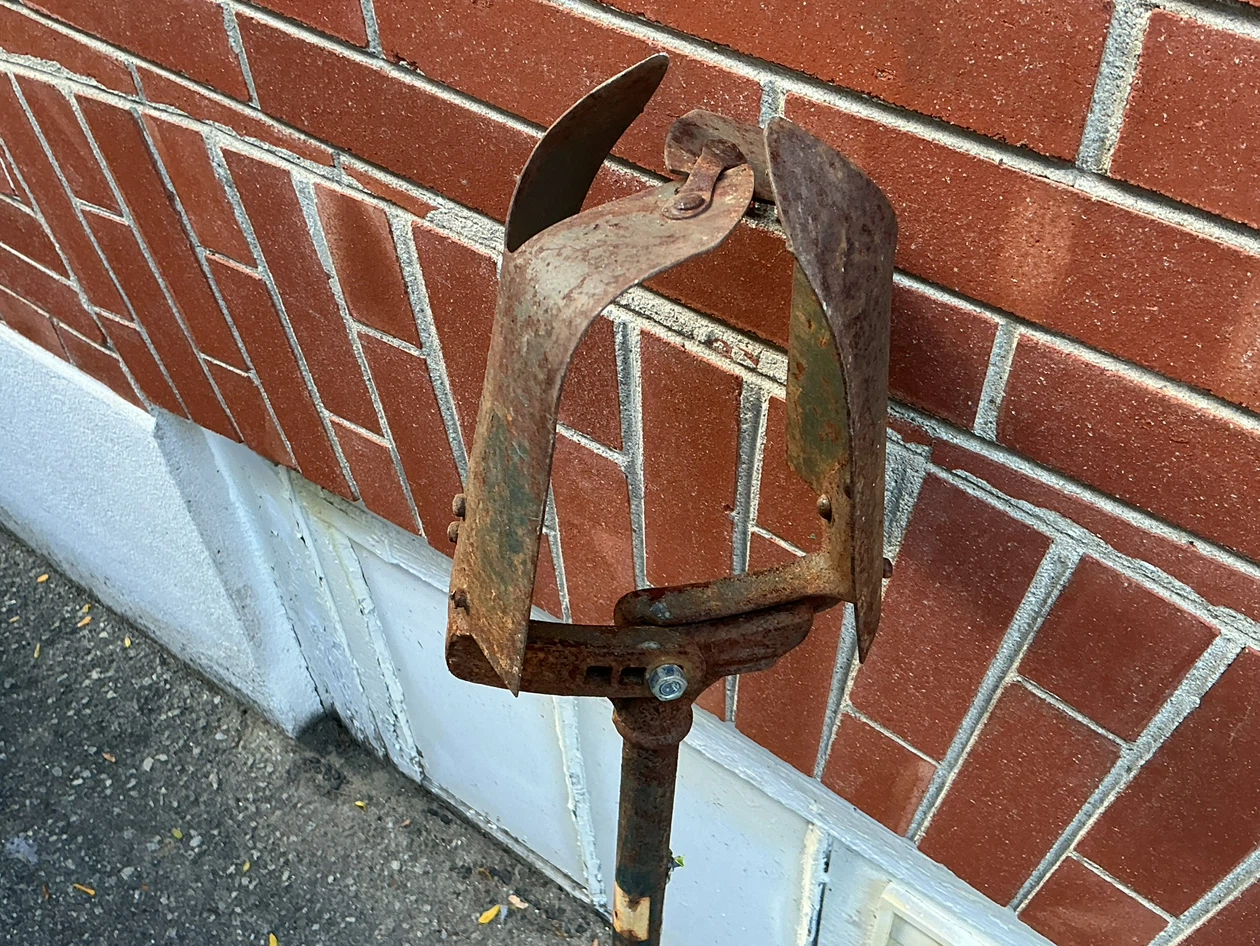 3 Pick Axes - 1 Post Hole Digger & 1 Sledge Hammer ! - photo 5