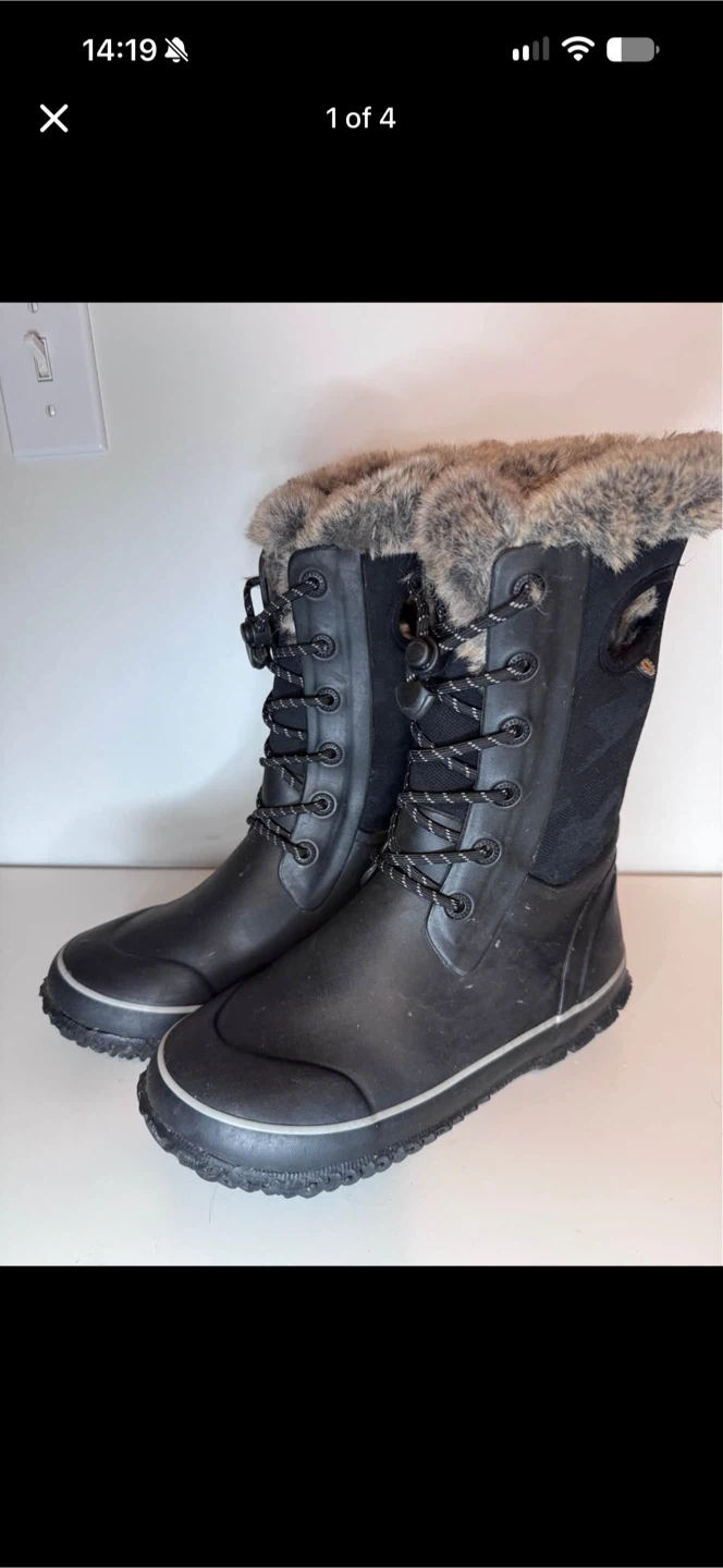 Bogs Youth Winter Boots Size 4
