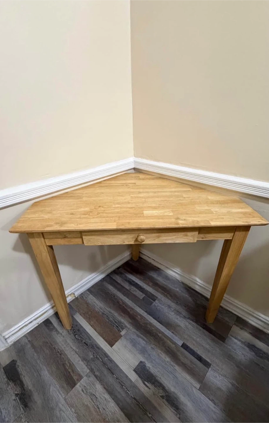 Corner table