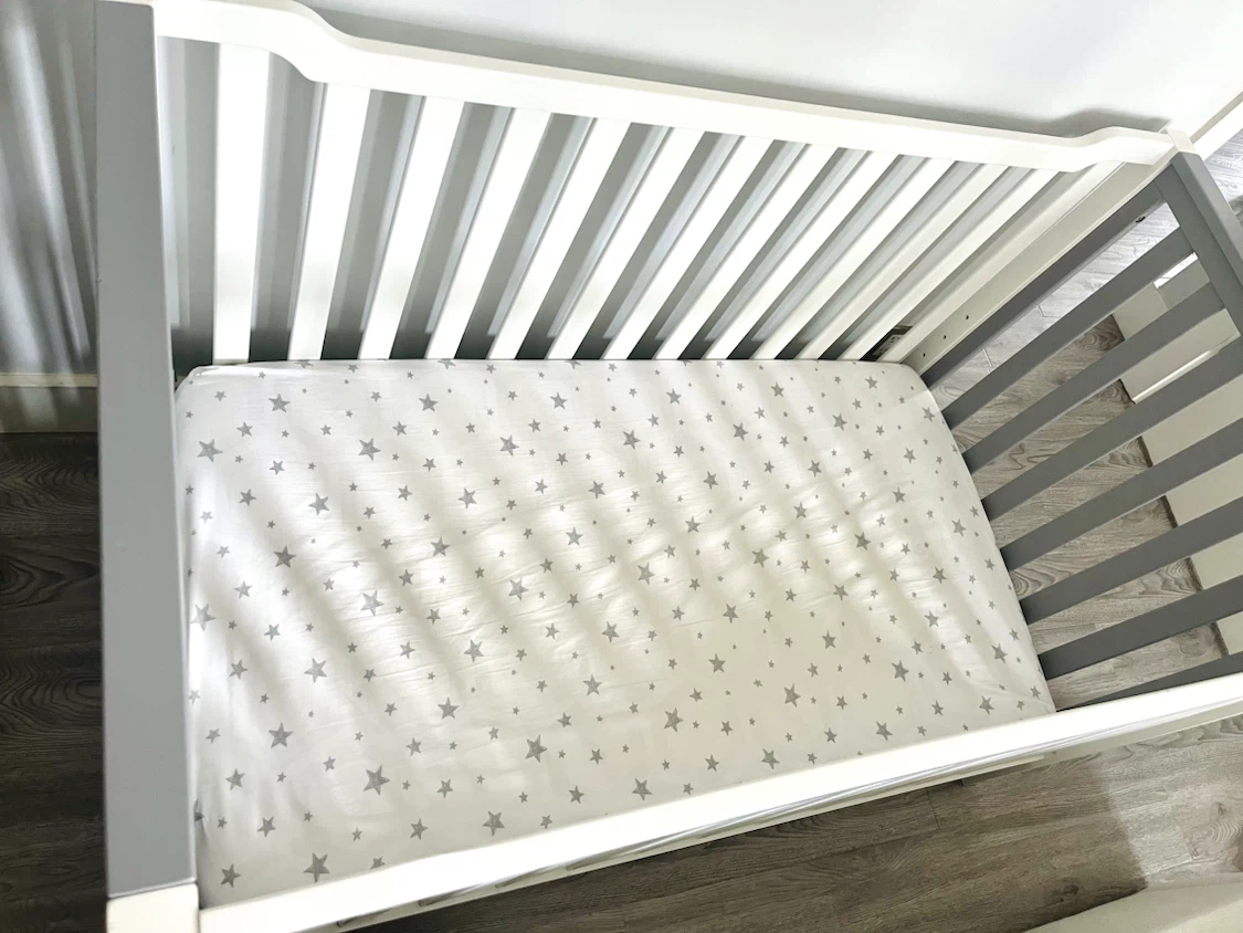 Wooden Baby Crib & Simmons Organic Mattress