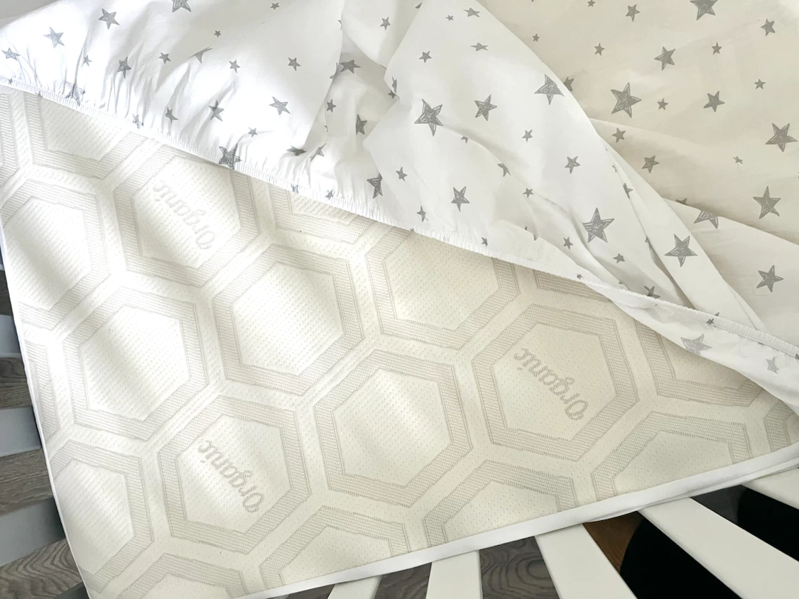 Wooden Baby Crib & Simmons Organic Mattress - photo 3