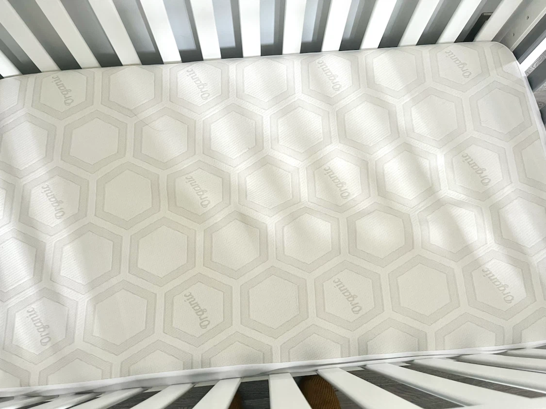 Wooden Baby Crib & Simmons Organic Mattress - photo 4