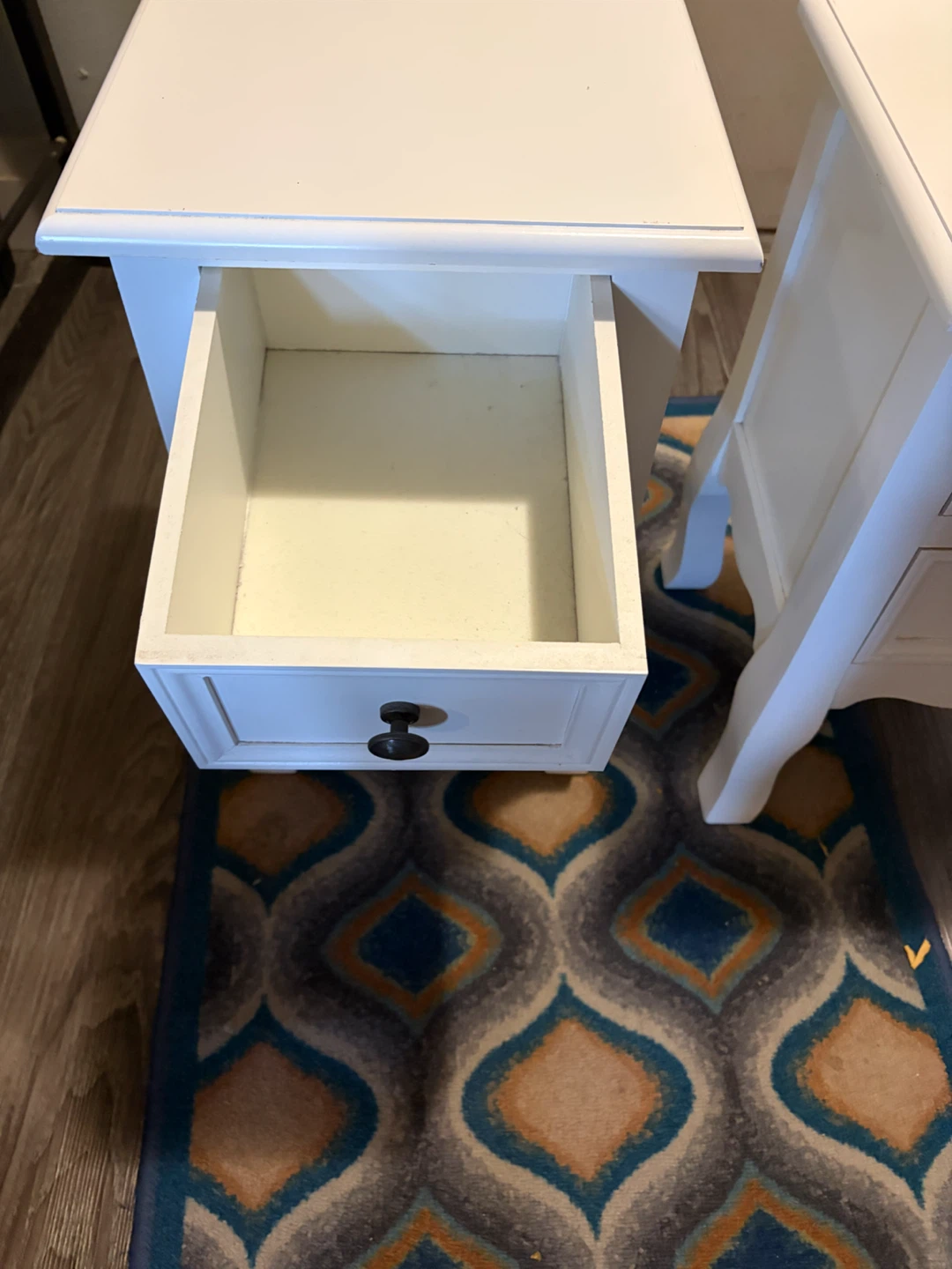 Set of Two White Nightstands - photo 3