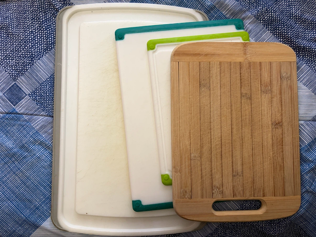 4 assorted cutting boards