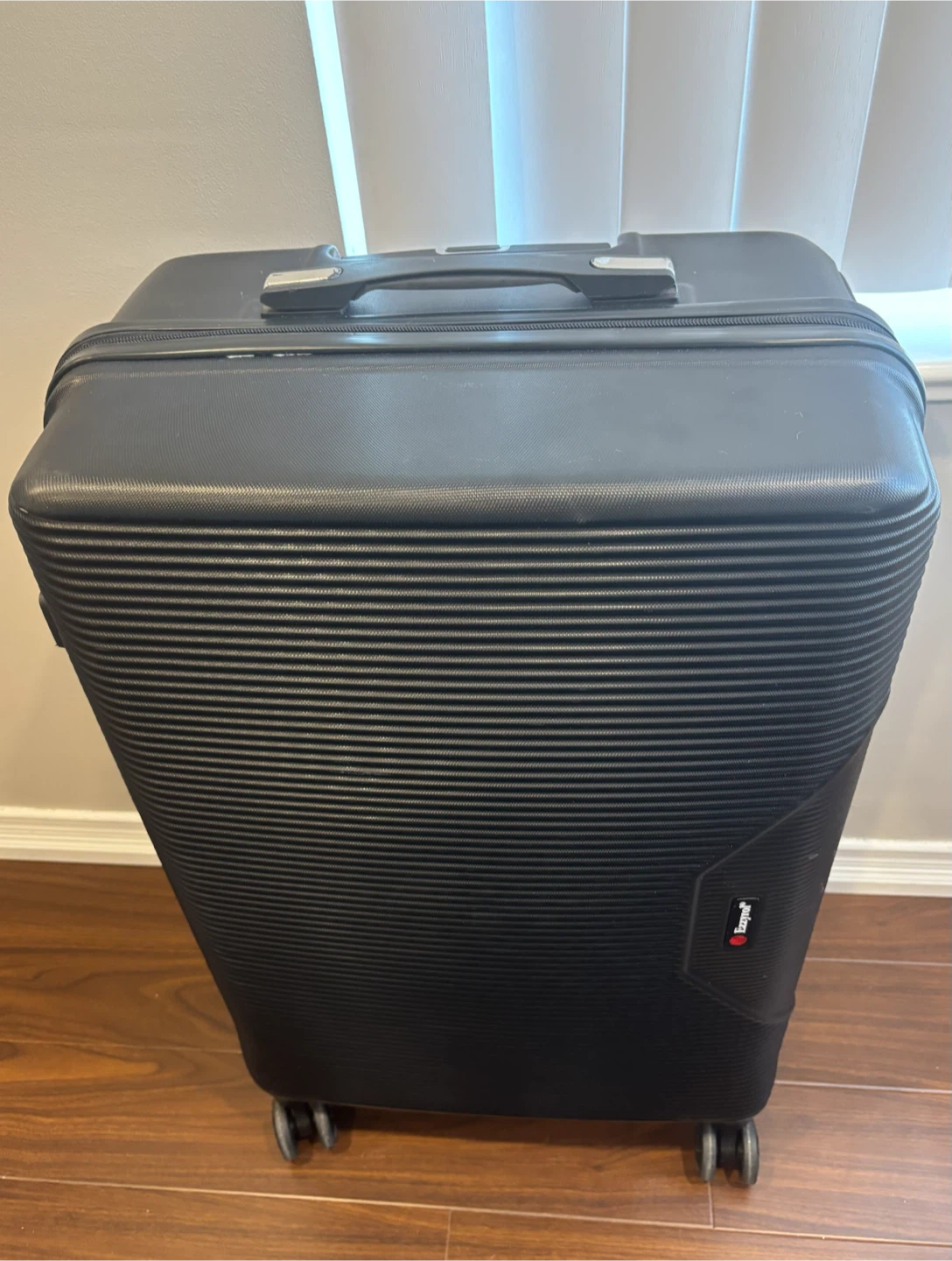 Ezzyrol Black Hard-Shell Suitcase