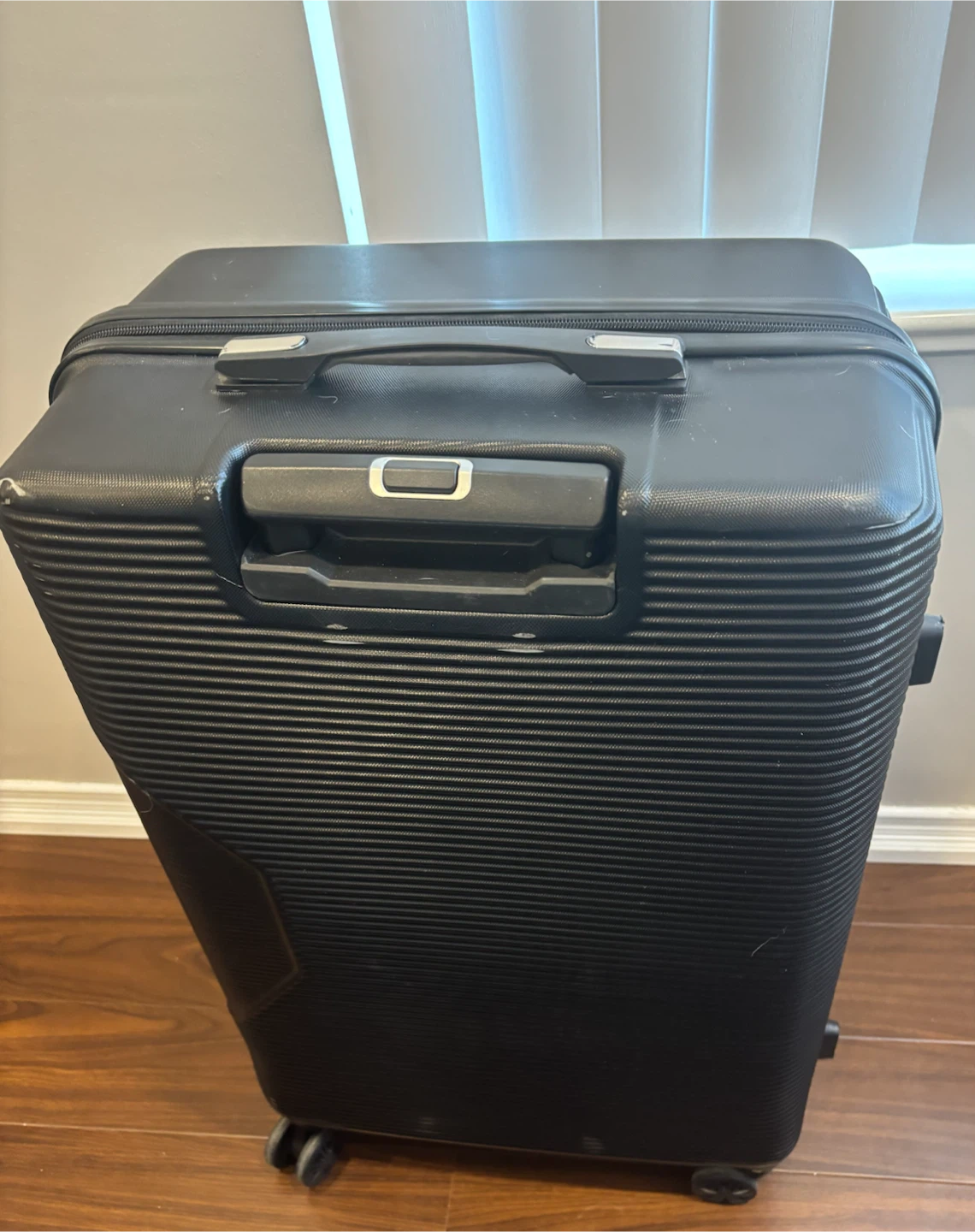 Ezzyrol Black Hard-Shell Suitcase - photo 2
