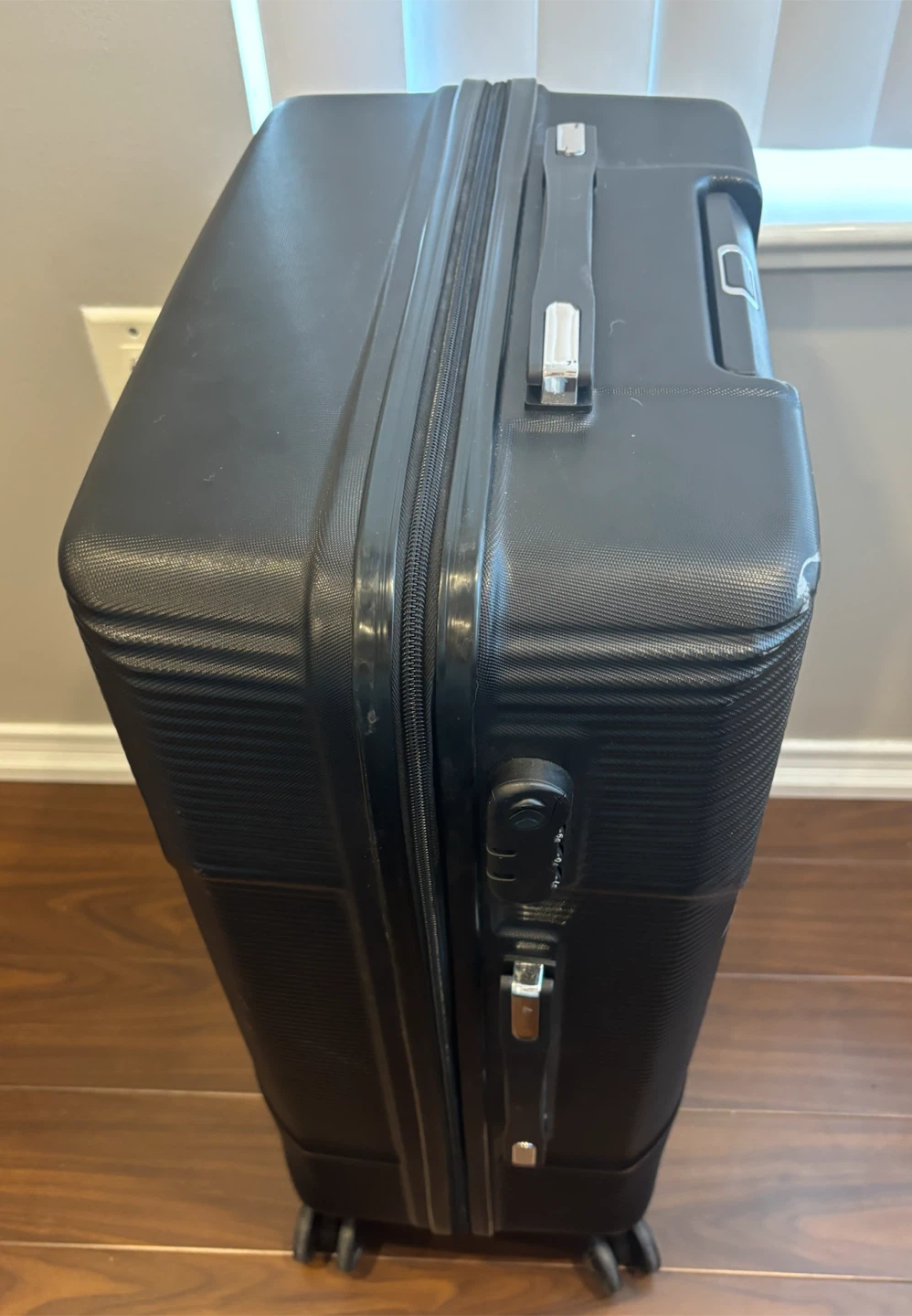 Ezzyrol Black Hard-Shell Suitcase - photo 3