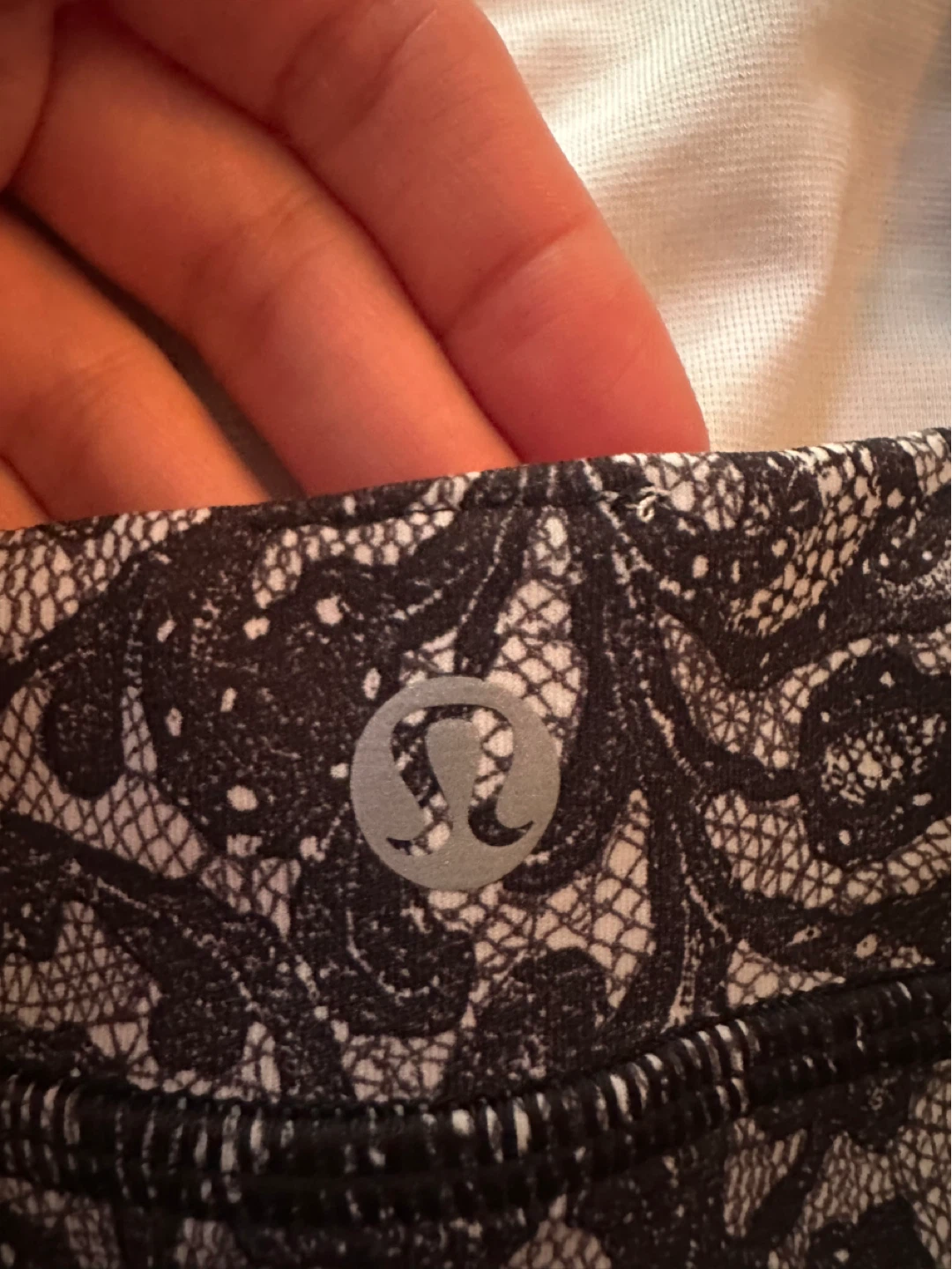 Lululemon Black and White Lace Print Sports Bra XS/S - photo 3