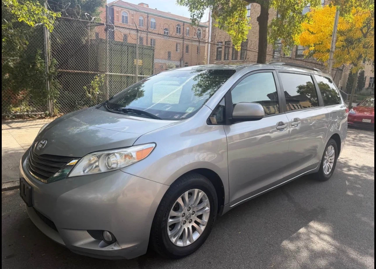 2013 Toyota Sienna XLE - photo 2