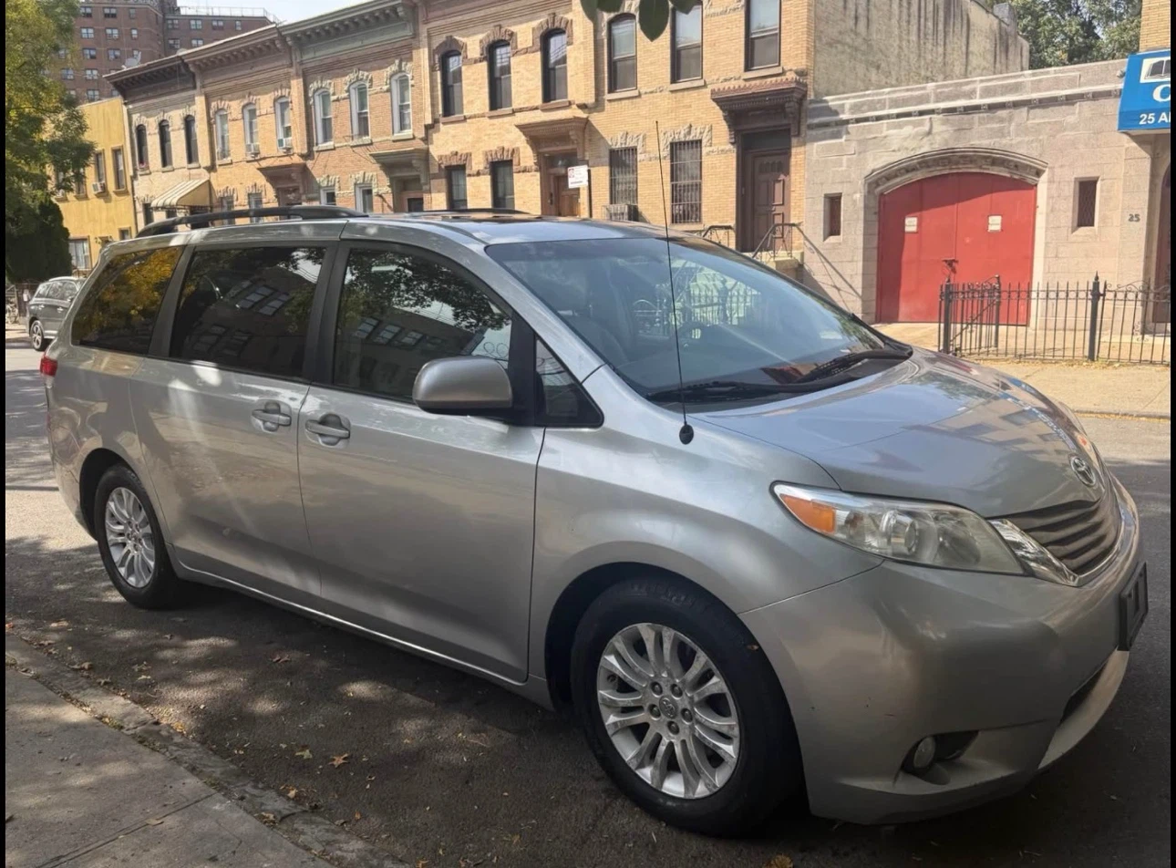 2013 Toyota Sienna XLE - photo 3