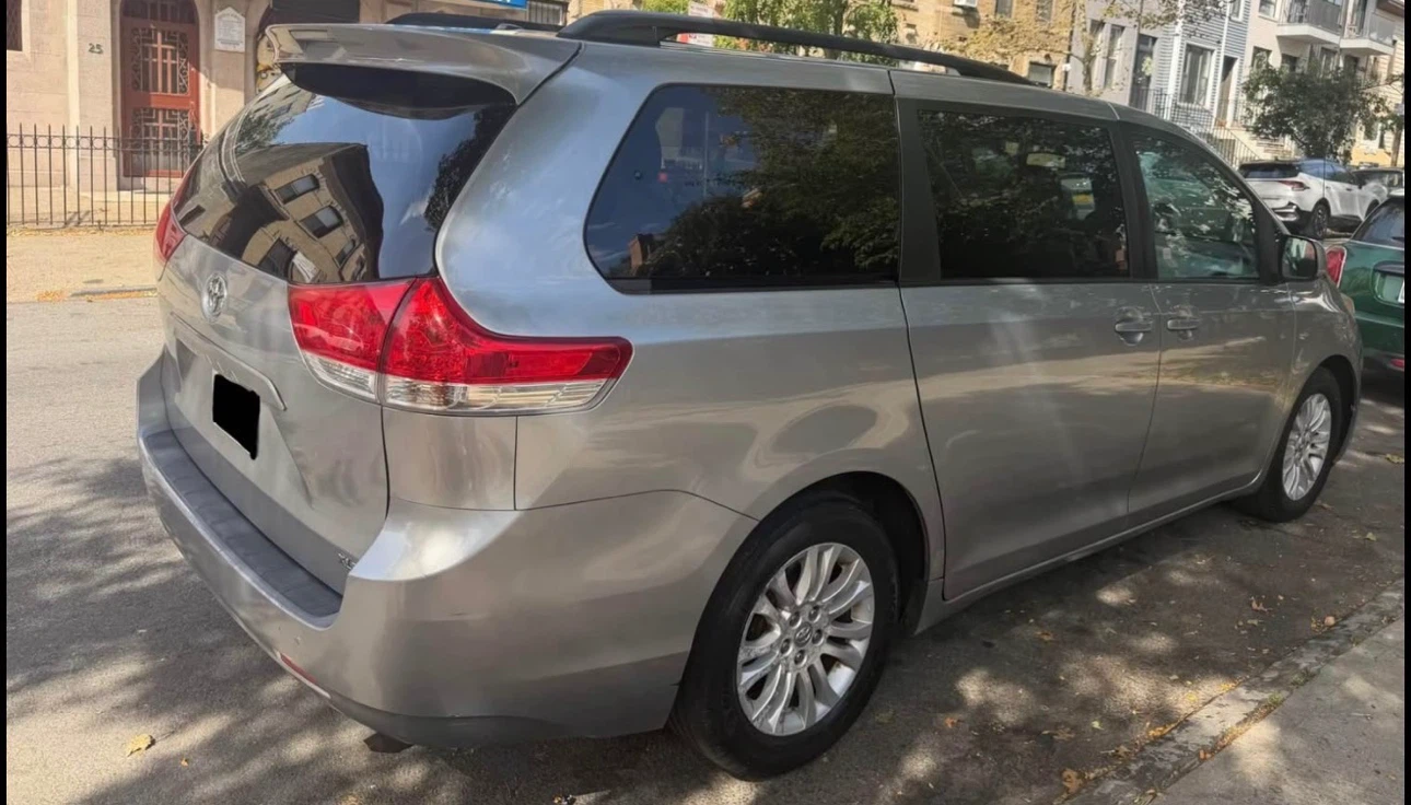 2013 Toyota Sienna XLE - photo 4