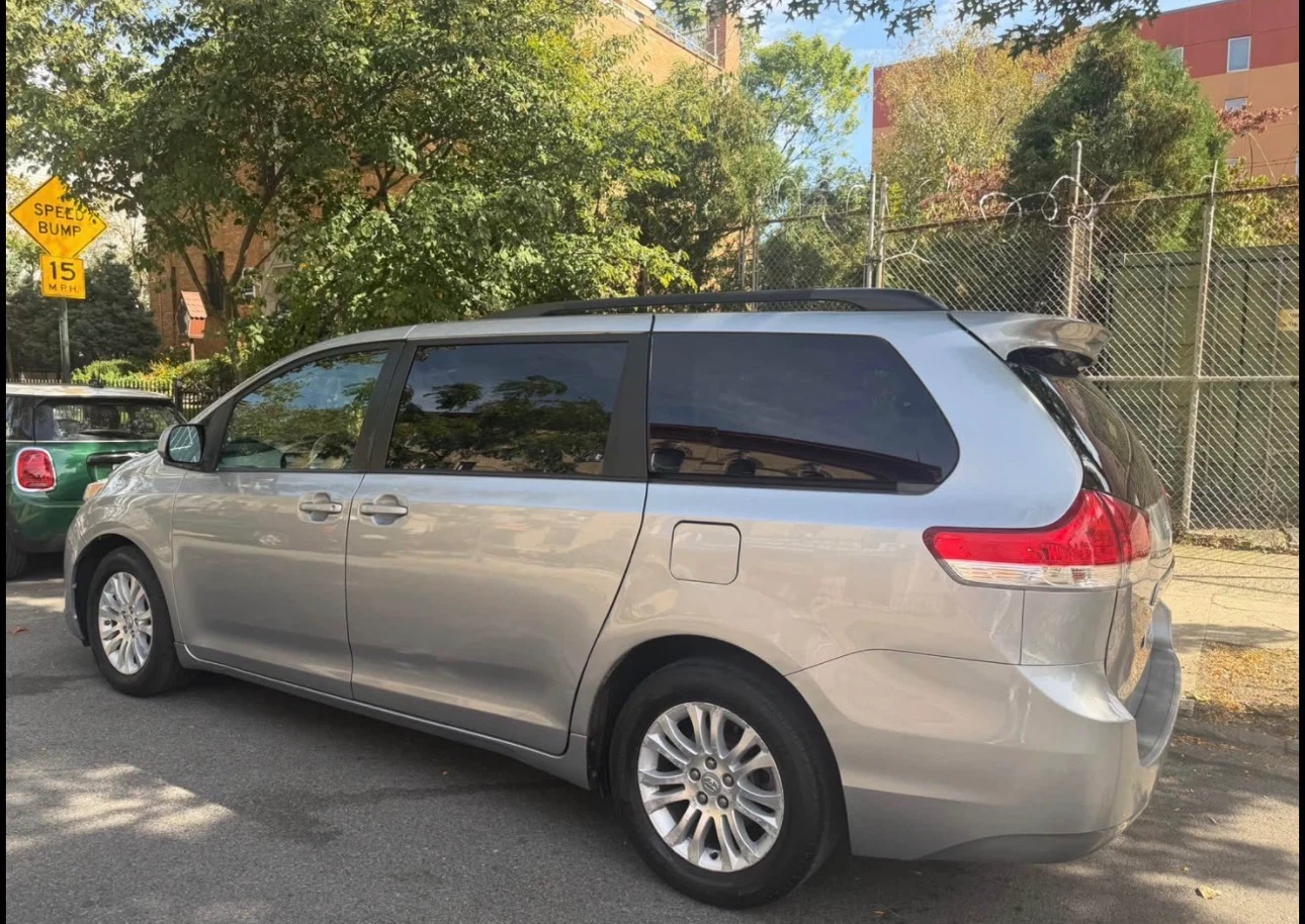 2013 Toyota Sienna XLE - photo 5