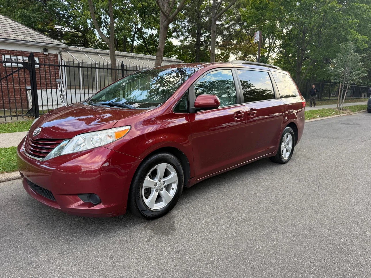 2015 Toyota Sienna LE - photo 2